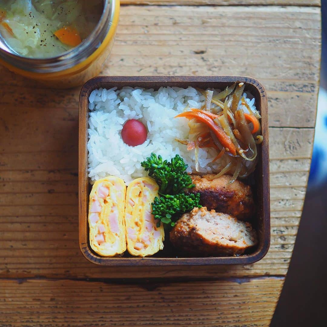 シンプルご飯が好き。のインスタグラム：「女子高生弁当🍙 ハム卵焼き スティックセニョール 豆腐ハンバーグ 金平ごぼう 春キャベツスープ ―――☞�―――☞�―――☞�𓃰⋆⋆  丸の内さん念願のJK弁当が始まりました。 母のお弁当記録も始まりました。 汁物好きな娘は真夏以外は汁物ご所望です。 初日はタッパー弁当はハードル高いかな? と思ったけど何も気にしてなさそう…😂 まだお友達できてないみたいだから、母は少ーしだけ心配ヨ。🤏  美味しく食べれますよーに！」