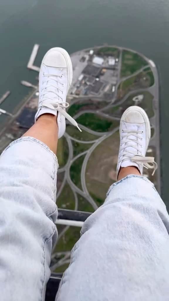 nyonairのインスタグラム：「Sky Vibes! 70% off all flights + Free T-Shirt using code: EASTER   #reels #reelsinstagram #nyc #newyorkcity」