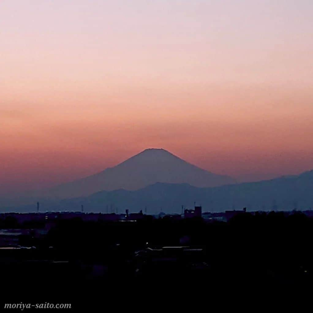 斎藤守也さんのインスタグラム写真 - (斎藤守也Instagram)「#富士山  #朝焼け  #斎藤守也  #moriyasaito  #MONOLOGUE  #モノローグ  #STORIES  #ストーリーズ」4月10日 6時45分 - moriya_monologue