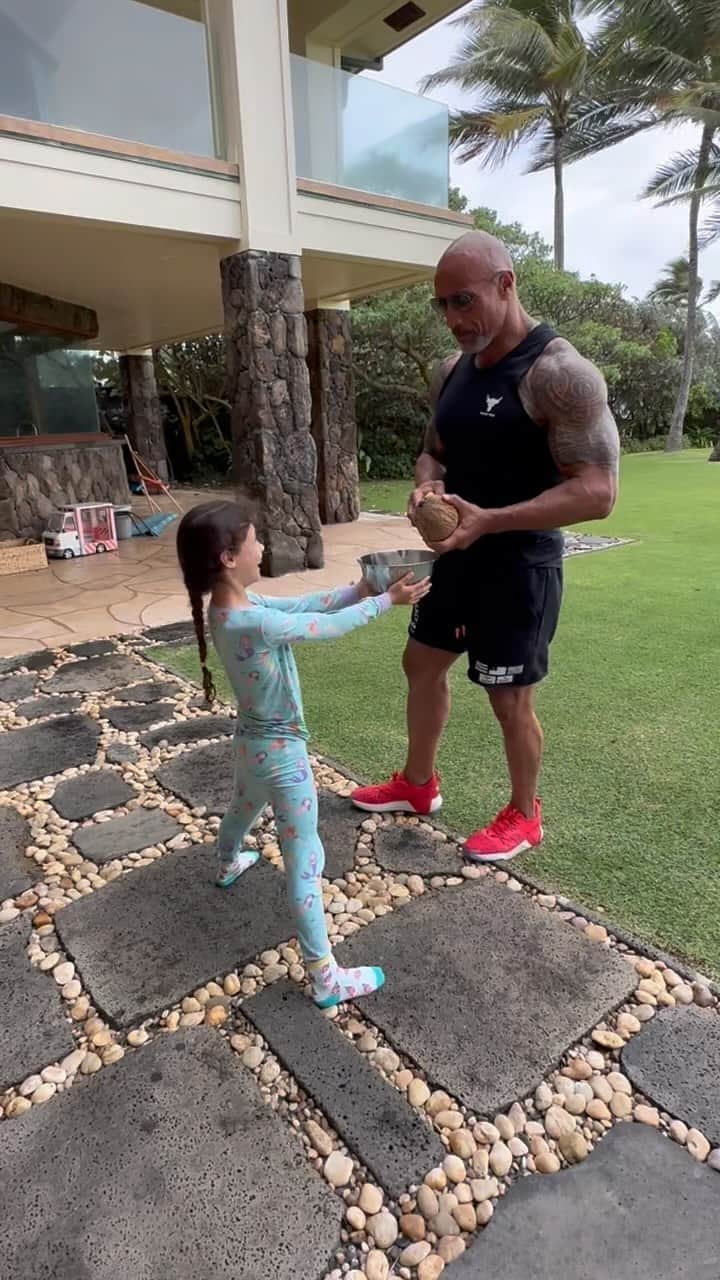 ドウェイン・ジョンソンのインスタグラム：「Happy Aloha Easter to you and your beautiful families 🐰❤️ 🥥   Here’s how to crack open a coconut with your bare hands (and a little rock;) 🤚🏾 🪨 🥥  Hit that sucker hard across the fibers (or along the fiber), catch the juice, split the coconut open.  Scrape the coconut meat out and use it to make coconut pancakes on cheat day 👈🏾 🥞 😈  Use your bare hands for all of this or the Easter bunny’s buck teeth 🐰  happy easter 🌴」
