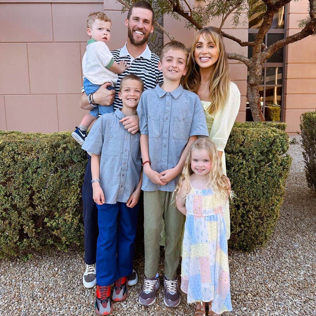 Cara Van Brocklinのインスタグラム：「Happy Easter Sunday 🫶🏻」