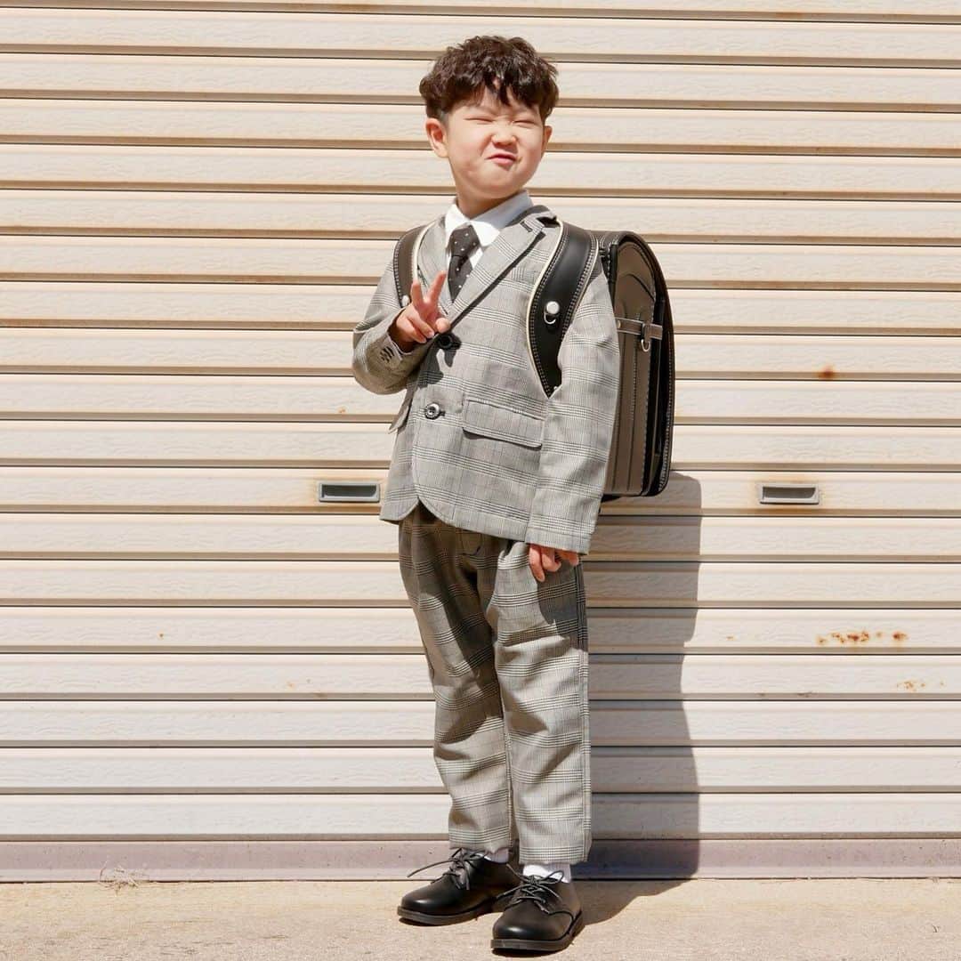 花音さんのインスタグラム写真 - (花音Instagram)「#入学式コーデ  明日はついに弟くんの入学式。 ・ こだわりの強めな弟くんのために、 2セット準備しました(● ˃̶͈̀ロ˂̶͈́)੭ꠥ⁾⁾笑 ・ キッズのフォーマル服はさすがの着やすくさで、どちらも気に入ったようで♡ 一安心。。 ・ ・ 左は#ブランシェス のキメ服シリーズ。 しっかりカチッとしてるんだけど、 窮屈な感じがしないみたいで着心地◎ デザインも大人顔負けでカッコいいよね♡ ・ ・ 右は上下別々のアイテムを着せてるの。 動きにくい服だと嫌がるかなーと心配だったので…ゆったりのものを合わせてる\(//∇//)\ ジャケットは花音さんが着ていたものを#オーバーサイズ で。 ・ ・ ・ #キッズフォーマル  #フォーマルコーデ  ・ ・ ・・ ・ 左) スーツセットsize:110→ @branshes  シャツsize:110→ @lowrysfarmkids_official #lowrysfarm  ネクタイ→#branshes  シューズsize:18→branshes ランドセル→ @bmingbybeams_official  ・ ・ 【身長110/体重17】 右) ジャケットsize:4→ @antiqua_toy  パンツsize:110→ @nht_kidsclothing @nht_clothing_  ・ ・ ・ #キッズコーデ #新一年生 #ランドセル #入学式 #入学式スーツ #キッズスーツ #1年生 #キッズヘアアレンジ #小学生男子」4月10日 6時50分 - flowermelodychan