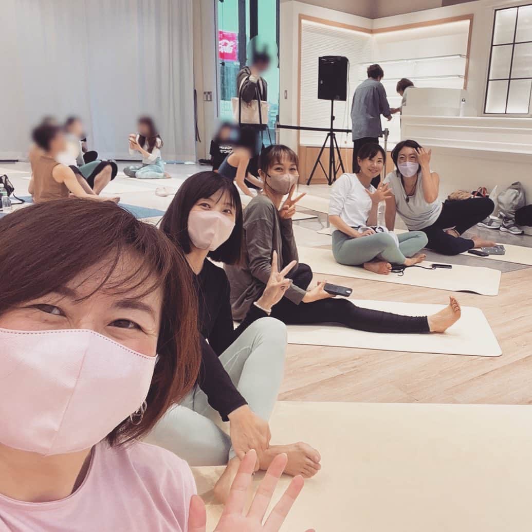 三ツ井裕美さんのインスタグラム写真 - (三ツ井裕美Instagram)「Tokyo Wellness Sunday🧘‍♀️ @tokyo_wellness_sunday   駿介先生のクラスに、Odaka Yogaのトレーニング同期メンバーと一緒に参加させていただきました。  久しぶりの駿介先生のレッスン、しっかりと動けて身体もほぐれて楽しかったです！  そして同期メンバーと会うのも久しぶりだったので色々聞いたりもできたし情報交換したりもできて良き時間でした✨✨  パワーチャージ完了☺️👍🏻  ありがとうございました🙏✨✨」4月10日 6時55分 - hiromi__km