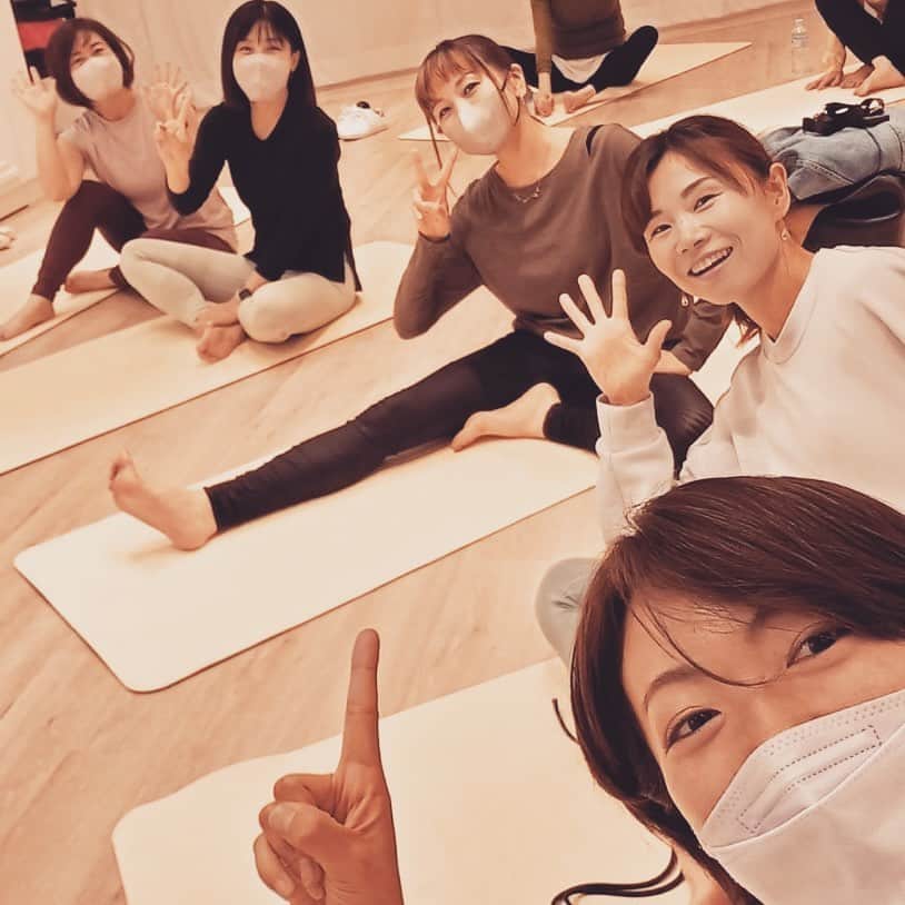 三ツ井裕美さんのインスタグラム写真 - (三ツ井裕美Instagram)「Tokyo Wellness Sunday🧘‍♀️ @tokyo_wellness_sunday   駿介先生のクラスに、Odaka Yogaのトレーニング同期メンバーと一緒に参加させていただきました。  久しぶりの駿介先生のレッスン、しっかりと動けて身体もほぐれて楽しかったです！  そして同期メンバーと会うのも久しぶりだったので色々聞いたりもできたし情報交換したりもできて良き時間でした✨✨  パワーチャージ完了☺️👍🏻  ありがとうございました🙏✨✨」4月10日 6時55分 - hiromi__km