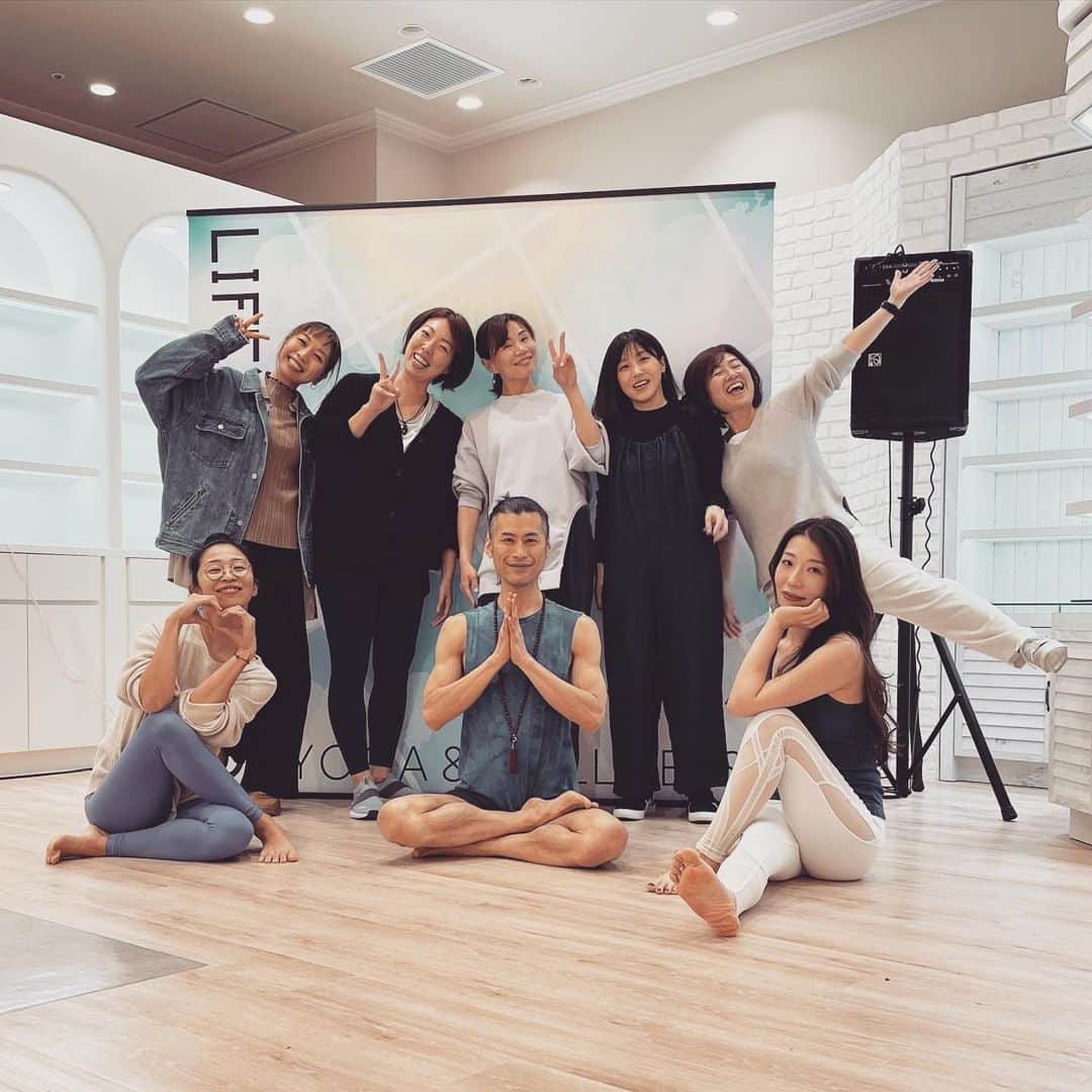 三ツ井裕美のインスタグラム：「Tokyo Wellness Sunday🧘‍♀️ @tokyo_wellness_sunday   駿介先生のクラスに、Odaka Yogaのトレーニング同期メンバーと一緒に参加させていただきました。  久しぶりの駿介先生のレッスン、しっかりと動けて身体もほぐれて楽しかったです！  そして同期メンバーと会うのも久しぶりだったので色々聞いたりもできたし情報交換したりもできて良き時間でした✨✨  パワーチャージ完了☺️👍🏻  ありがとうございました🙏✨✨」