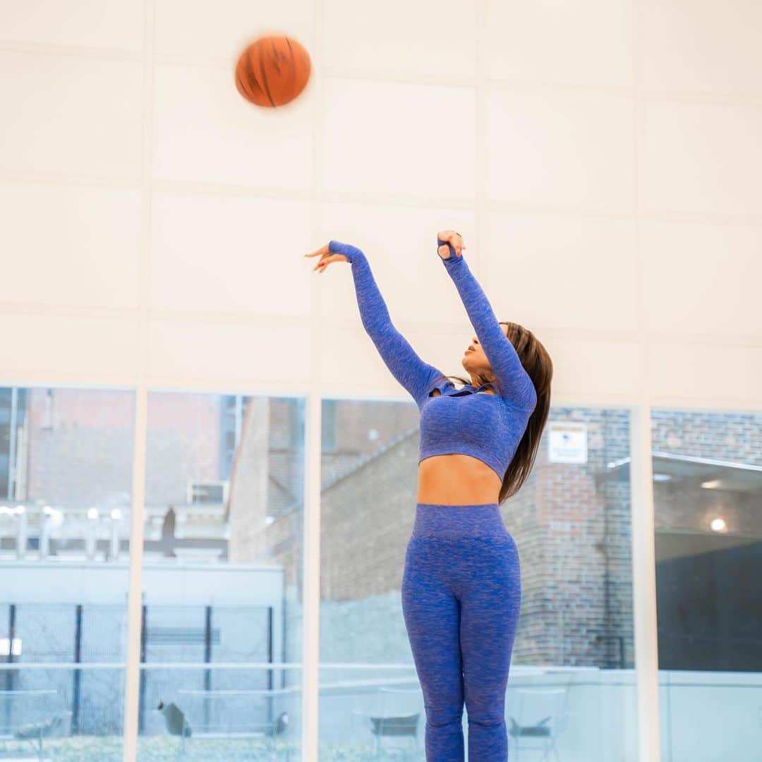 リサ・アンさんのインスタグラム写真 - (リサ・アンInstagram)「Monday morning shoot around 🏀 a little challenge before I officially start my day - 50 shots made. The focus is real as the new week begins.  #mondaymotivation #basketball #fitness #routine #challenge #mindbodysoul」4月10日 22時00分 - thereallisaann