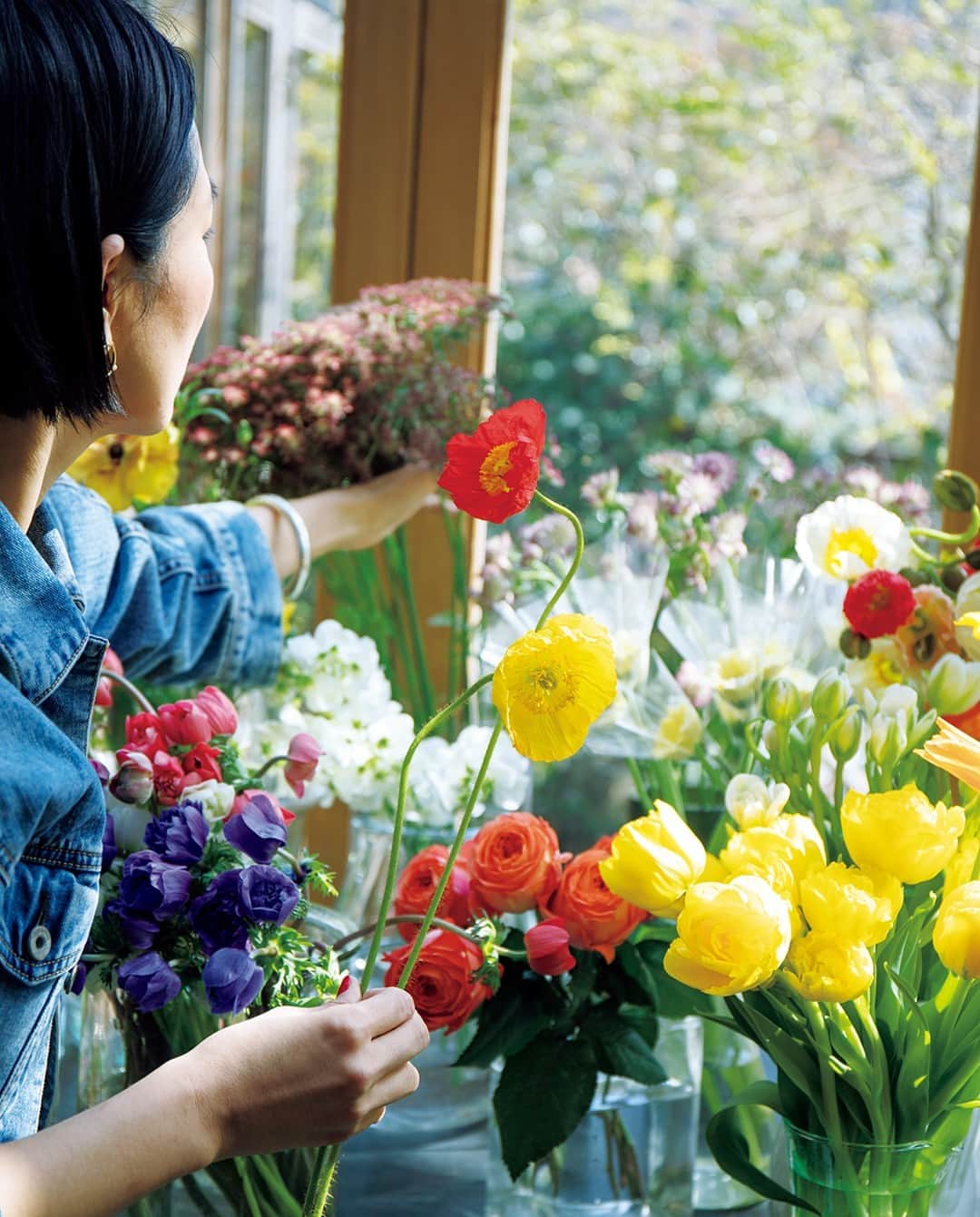 &Premium [&Premium] magazine.さんのインスタグラム写真 - (&Premium [&Premium] magazine.Instagram)「【&Flowers】東京・原宿『THE LITTLE SHOP OF FLOWERS』を訪ね、壱岐ゆかりさん（@thelittlebarofflowers）に押し花の作り方を教わりました。この日は、色鮮やかなポピーや花びらがフリンジ状になったチューリップをぎゅっとプレス。「押し花は、花の命を循環させるひとつの方法です。花が纏う季節や、贈り主の思いを大切に残せたら素敵ですよね」。別冊ムック『花と緑を愛でる』より。 photo：@noriokidera #andpremium #アンドプレミアム #花と緑を愛でる #andflowers #lifewithflowers #thelittleshopofflowers #florist #花屋 #東京花屋 #押し花 #壱岐ゆかり #ザリトルショップオブフラワーズ」4月10日 7時01分 - and_premium