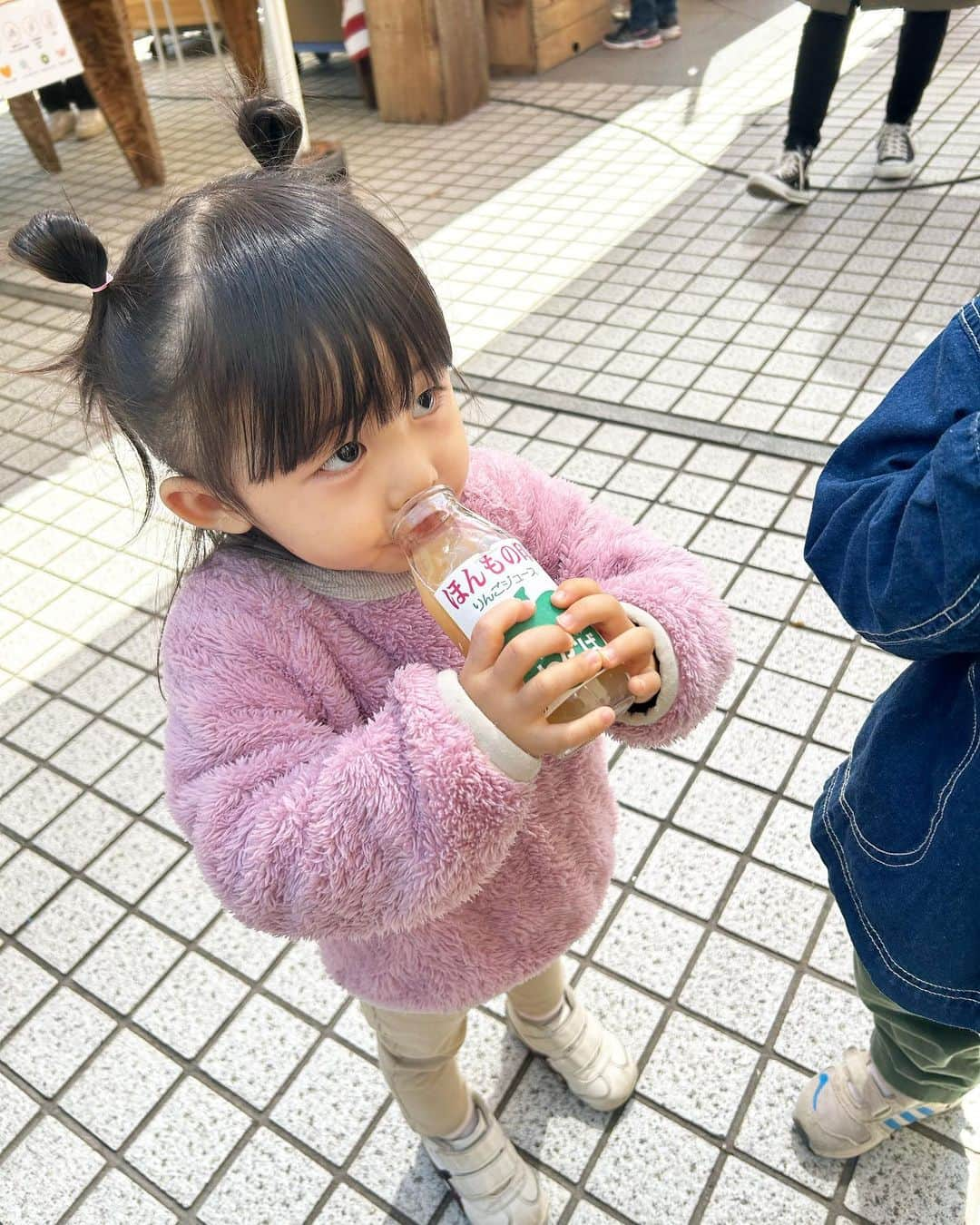 砂賀美希さんのインスタグラム写真 - (砂賀美希Instagram)「子どもに不足しがちな栄養をふりかけで簡単に！と起業された @yukisuzuki523 さんの @yokayo_health というふりかけブランド🍚✨  ファーマーズマーケットに出店されていたのでお買い物に行ってきました！  熱心にユウキさんのお話を聞かれている方が多く 子どもにきちんとした食事を食べさせたい、と思ってる親御さんが多いんだなぁ…と。  わたしも同じ想い🕊 食べ物から健康な身体を作れるように 次の未来へ繋げるためのプロダクトを作っているので たくさんの出展者さんたちのお話が聞けて 「これで良いんだ！」と背中を押してもらった気がしました。  ユウキさんのふりかけは とてもシンプルな味付けで わが家ではごはんにかけるほかに サラダのドレッシングのシーズニングとしても使ってます🥗 チキンソテーなども味付けにも良いかも🤔✨  You are what you eat and choose. @farmersmarketjp  子どもたちに明るい未来のバトンを渡す場所でした🌈  #ファーマーズマーケット  #オーガニック生活  #無添加ママ  #子どもの食育  #子どもの栄養を考える  #お弁当におすすめ  #自然派ママ  #起業ママ  #myyokayo」4月10日 7時10分 - kimiganasu