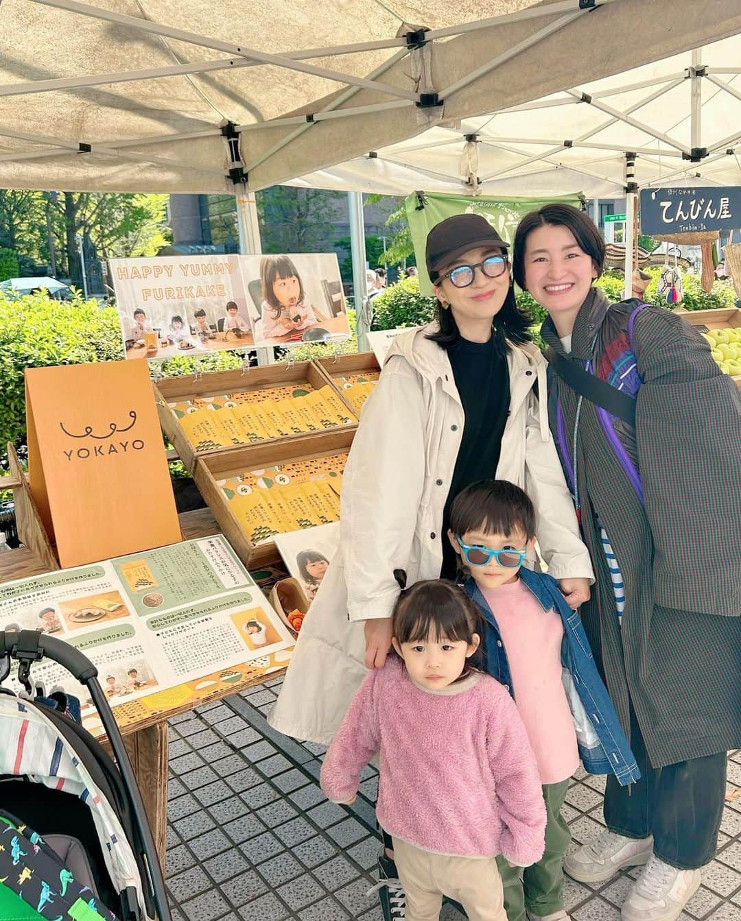 砂賀美希のインスタグラム：「子どもに不足しがちな栄養をふりかけで簡単に！と起業された @yukisuzuki523 さんの @yokayo_health というふりかけブランド🍚✨  ファーマーズマーケットに出店されていたのでお買い物に行ってきました！  熱心にユウキさんのお話を聞かれている方が多く 子どもにきちんとした食事を食べさせたい、と思ってる親御さんが多いんだなぁ…と。  わたしも同じ想い🕊 食べ物から健康な身体を作れるように 次の未来へ繋げるためのプロダクトを作っているので たくさんの出展者さんたちのお話が聞けて 「これで良いんだ！」と背中を押してもらった気がしました。  ユウキさんのふりかけは とてもシンプルな味付けで わが家ではごはんにかけるほかに サラダのドレッシングのシーズニングとしても使ってます🥗 チキンソテーなども味付けにも良いかも🤔✨  You are what you eat and choose. @farmersmarketjp  子どもたちに明るい未来のバトンを渡す場所でした🌈  #ファーマーズマーケット  #オーガニック生活  #無添加ママ  #子どもの食育  #子どもの栄養を考える  #お弁当におすすめ  #自然派ママ  #起業ママ  #myyokayo」