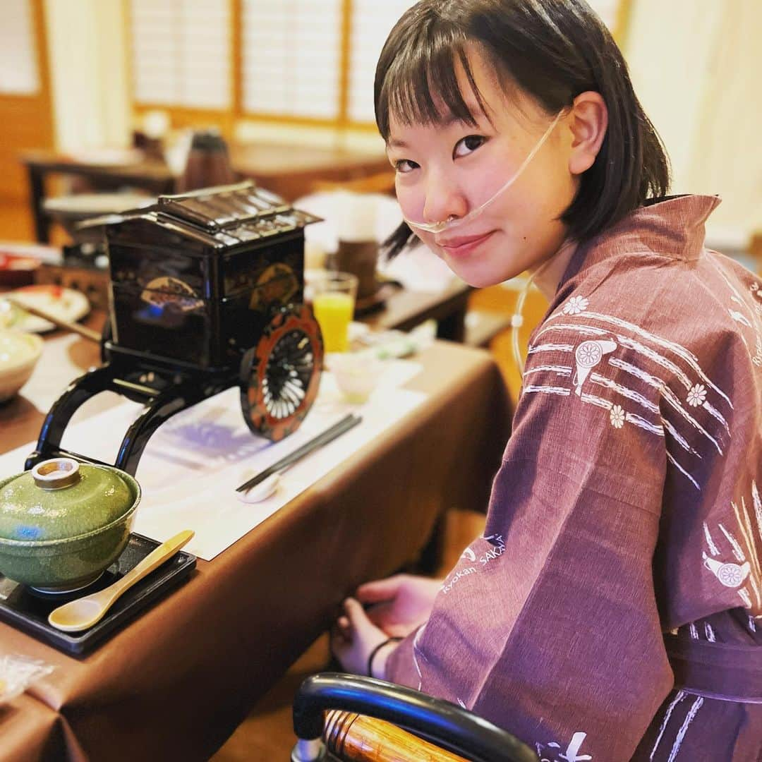 yukiさんのインスタグラム写真 - (yukiInstagram)「おはようございます。  幼稚園の頃からの、唯一の"ママ友" と 野沢温泉で春休み♨️  家事なし、仕事なし、小言なし、、、 好きな時にお風呂に入り、 ゆっくり顔にクリームつけたり、 よそ様の作ったご飯を ゆっくりいただく幸せたるや…  200%充電できました！ けど、もう行きたい… そんな愛おしい場所🫶🏼  #さかや旅館 #おかえりと言ってもらえる場所  #happyが集まる場所  #愛溢れる村 #母業年中無休」4月10日 7時10分 - milkayuki