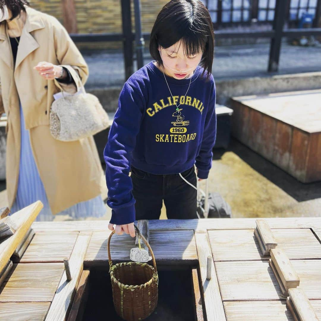 yukiさんのインスタグラム写真 - (yukiInstagram)「おはようございます。  幼稚園の頃からの、唯一の"ママ友" と 野沢温泉で春休み♨️  家事なし、仕事なし、小言なし、、、 好きな時にお風呂に入り、 ゆっくり顔にクリームつけたり、 よそ様の作ったご飯を ゆっくりいただく幸せたるや…  200%充電できました！ けど、もう行きたい… そんな愛おしい場所🫶🏼  #さかや旅館 #おかえりと言ってもらえる場所  #happyが集まる場所  #愛溢れる村 #母業年中無休」4月10日 7時10分 - milkayuki