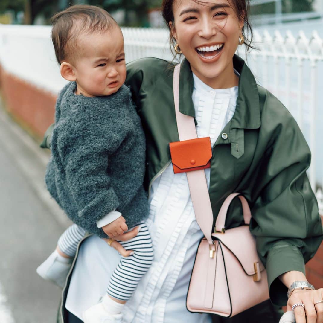 のインスタグラム：「【このコーデが気に入ったら コメント欄に💛をください！ 気に入ったコーデを保存していくと あとから見返すときにも便利です✨】 4月10日（月） おはようございます！ 先週は慣れない新生活にぐったりだった方も、 休日少しは休めましたでしょうか？  先週の泣き顔に心折れそうな方も、 社会復帰に心躍っていた時の気持ちを思い出して乗り得たら きっとお互い楽しめる日がやってくる✨  月曜は自分に気合いを入れて シャツから初めてみるのもいいかもしれません💛 今週も頑張って行きましょう！  コート：#STUNNINGLURE #スタニングルアー ブラウス：#UNITEDARROWS #ユナイテッドアローズ パンツ：#DemiLuxeBEAMS #デミルクスビームス 時計、イヤリング、リング：#Cartier #カルティエ バッグ、ショルダーストラップ：#Valextra　#ヴァレクストラ トートバッグ：#pionunnal #ピオヌンナル  #今日のコーデ #今日の服 #コーデ #お仕事コーデ #ootd #outfit #慣らし保育　#親子コーデ #ママコーデ #VERYほぼ毎日コーデ #VERY編集部 #VERYweb #笹川友里 #very  撮影／金谷章平　ヘア・メーク／川村友子　スタイリング／石関靖子　取材／嶺村真由子  ※VERY4月号P36に掲載の商品です。お問い合わせはお控えください」