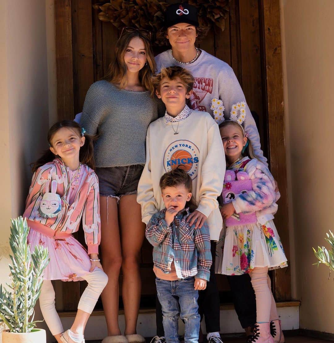 ジェシカ・シーバさんのインスタグラム写真 - (ジェシカ・シーバInstagram)「Beautiful day with my favorite people. Happy Easter from all of us!💕」4月10日 7時26分 - mommasgonecity