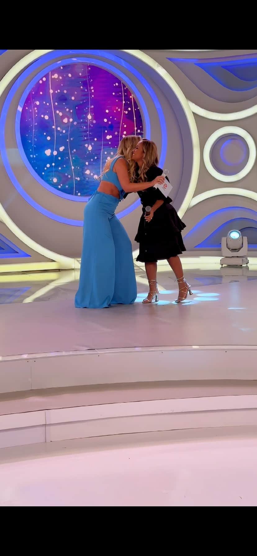 Eliana Michaelichin Bezerraのインスタグラム：「Vocês nem imaginam quantas pessoas estão envolvidas para fazer um programa lindo como esse! Que time, que orgulho! Agradeço todos os dias por ter uma equipe tão alegre, capaz, experiente e cheia de vontade de fazer acontecer! Obrigada por mais um domingo e pela audiência! Qual foi a parte favorita de vocês? Quero saber! ✨🥰❤️  #ProgramaEliana」