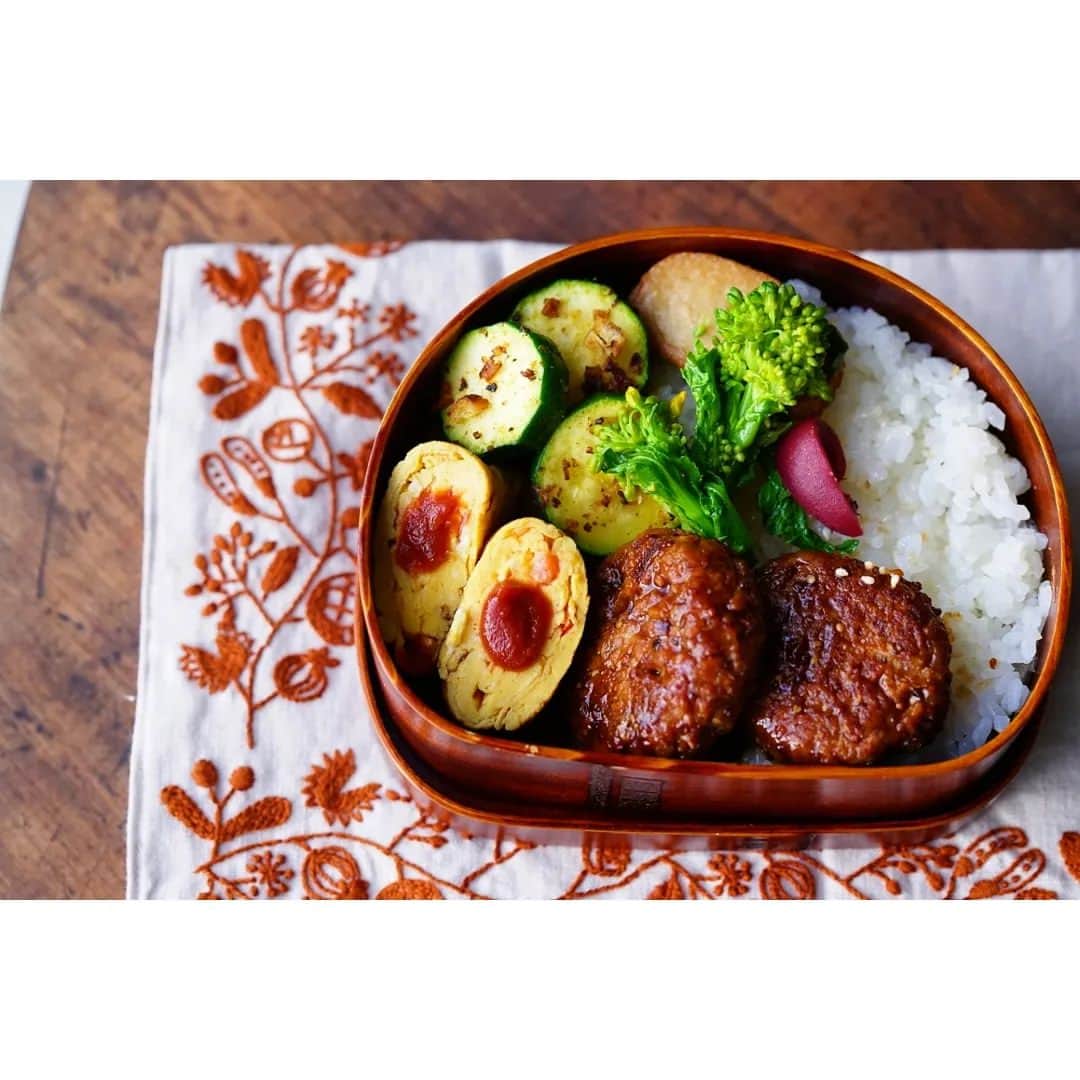 まる子のインスタグラム：「#おべんとう  大豆ミートのハンバーグ 焼き野菜　じゃがいも·ズッキーニ トマト入り卵焼き 菜の花おひたし カリカリ梅  頑張ろう1週間☺︎  #曲げわっぱ弁当#曲げわっぱ#弁当#お弁当#わっぱ弁当#クロワッサンお弁当部#クロワッサン普段弁当#nisnap#朝時間#大人弁当#obento#lunchbox#地味弁#お弁当記録#お弁当日記#木屋#阪神おべんとう部」
