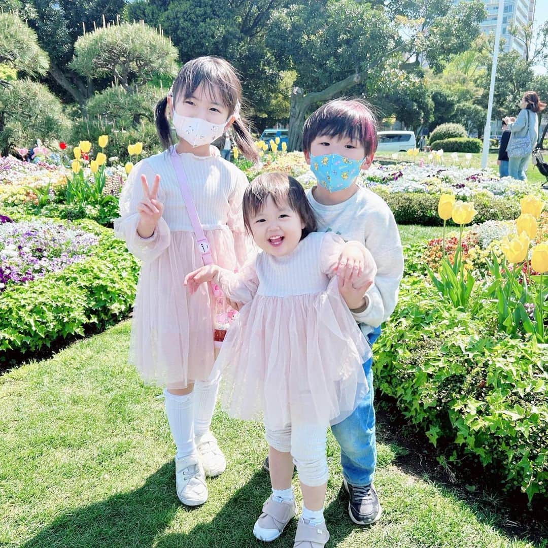 mariomi324のインスタグラム：「お天気よくて気持ちよかった🥰 お花がたくさんで素敵な季節だよね🌸🌼🌷💐 ⭐︎ 母たちは、中華街で小籠包の汁を飛ばしまくり🍺欲と旺盛な食欲で写真も撮れず😂 ⭐︎ 👧🏻と👦🏻は相変わらず仲良しで帰り際👧🏻はバイバイしたくないと号泣してました！w また遊べるよ🥹👌 ✳︎ ✳︎ ✳︎ ✳︎ #5歳 #2歳4ヶ月 #女の子ママ #姉妹ママ #姉妹 #キッズコーデ #キッズファッション #姉妹コーデ #姉妹リンクコーデ #姉妹お揃い #リンクコーデ #今日のコーデ #ootd #outfit #子供服  #kidsfashion #kidstagram #instakids #kidsphotography #sisters #kidsdress #mimiel」