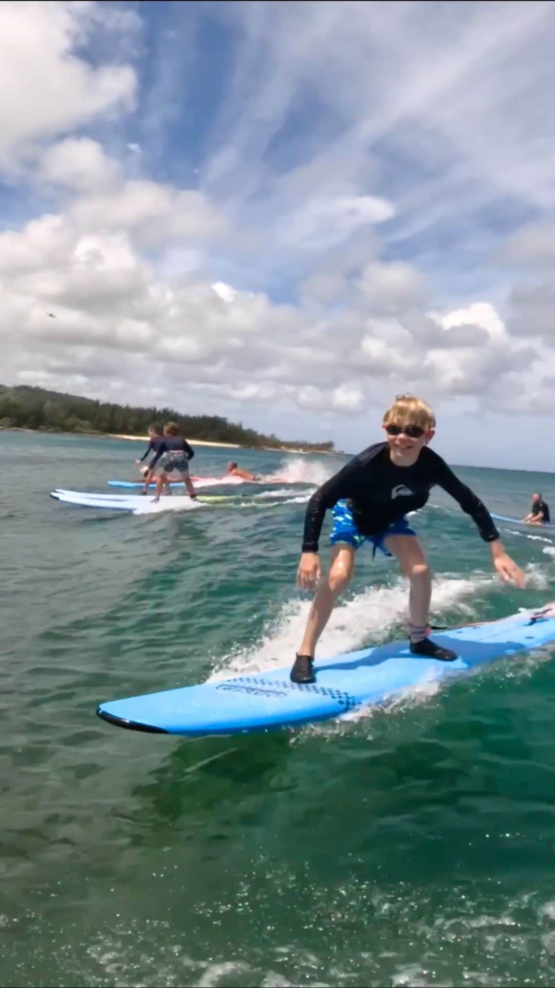 ジェイミー・オブライエンのインスタグラム：「Sharing waves & making friends @jamieobriensurfexperience 🏄‍♂️💥」