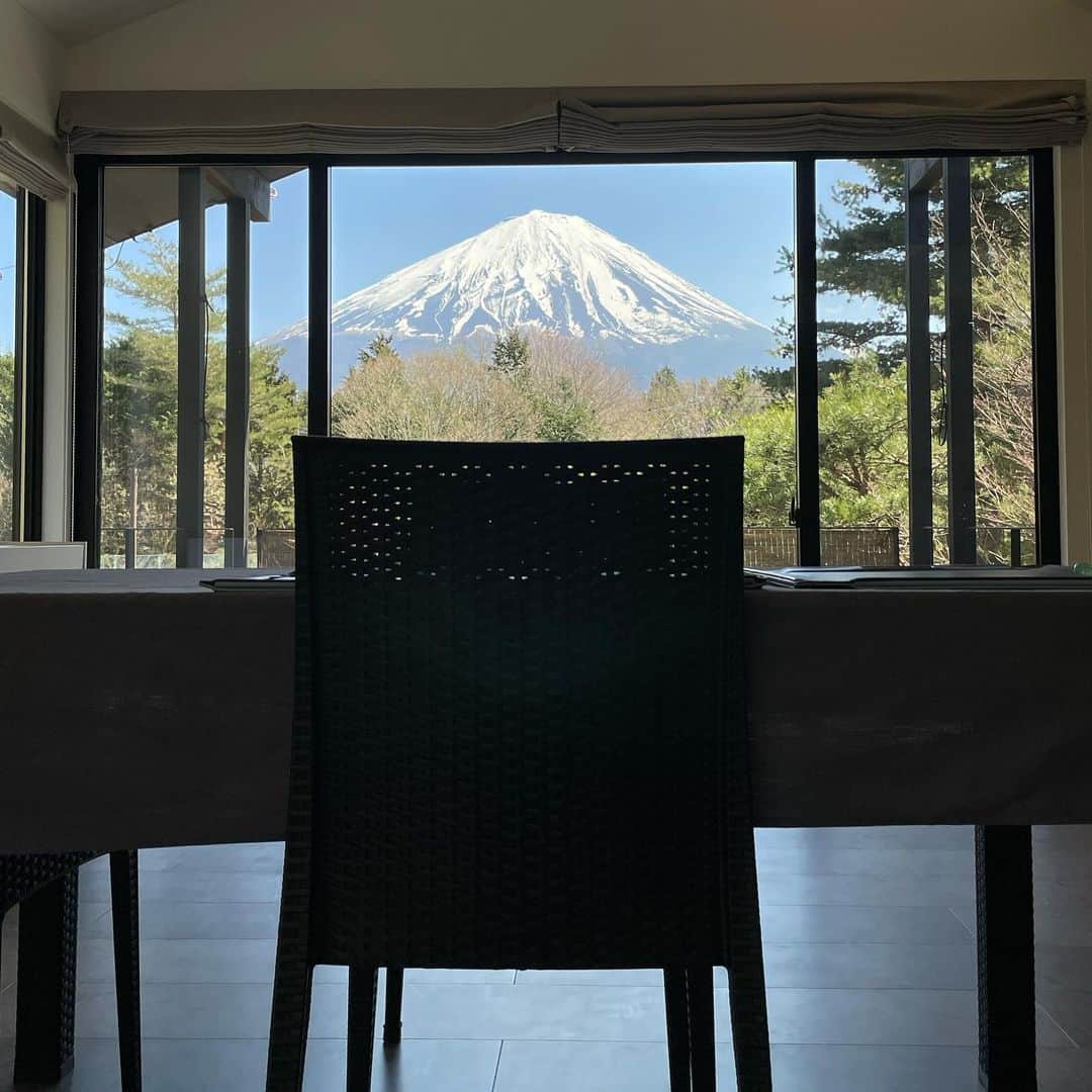 藤沢久美のインスタグラム：「昨日の富士山は最高に美しくて、どこにも行かずに、家にいたかったけど、月曜日からの仕事のために、東京へ。 今週も良い一週間でありますように。  #富士山 #山梨県  #mtfuji」