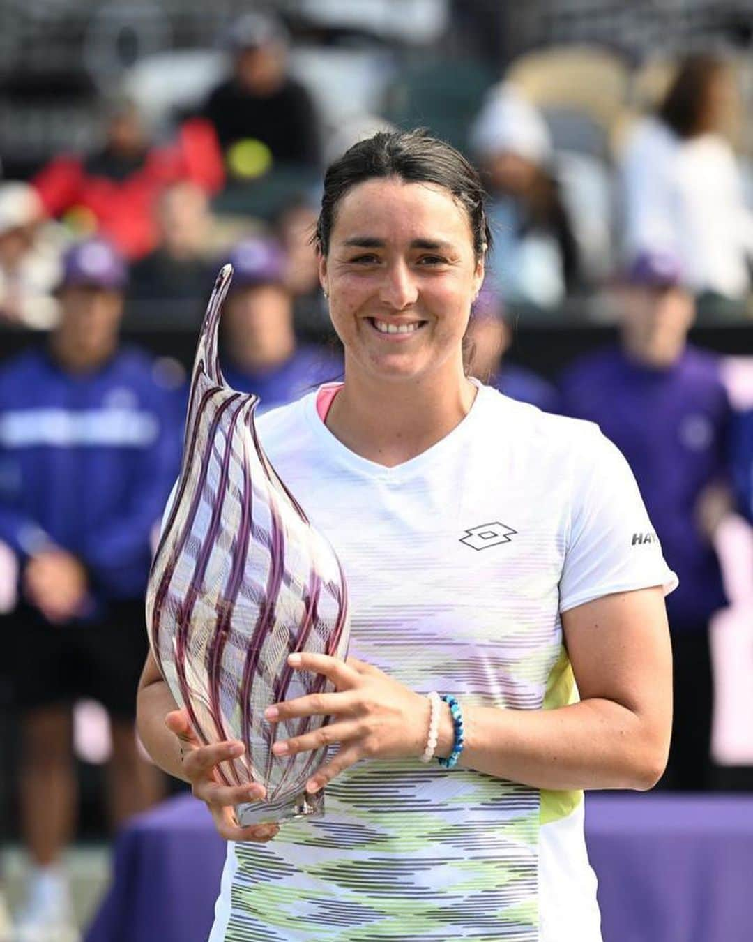 オンスジャブールのインスタグラム：「Thank you #Charleston, I’m so happy with this title ❤️🙏🏼 @belindabencic congrats on another spectacular final. My #TeamOJ I love you, you guys are the best 🫶」