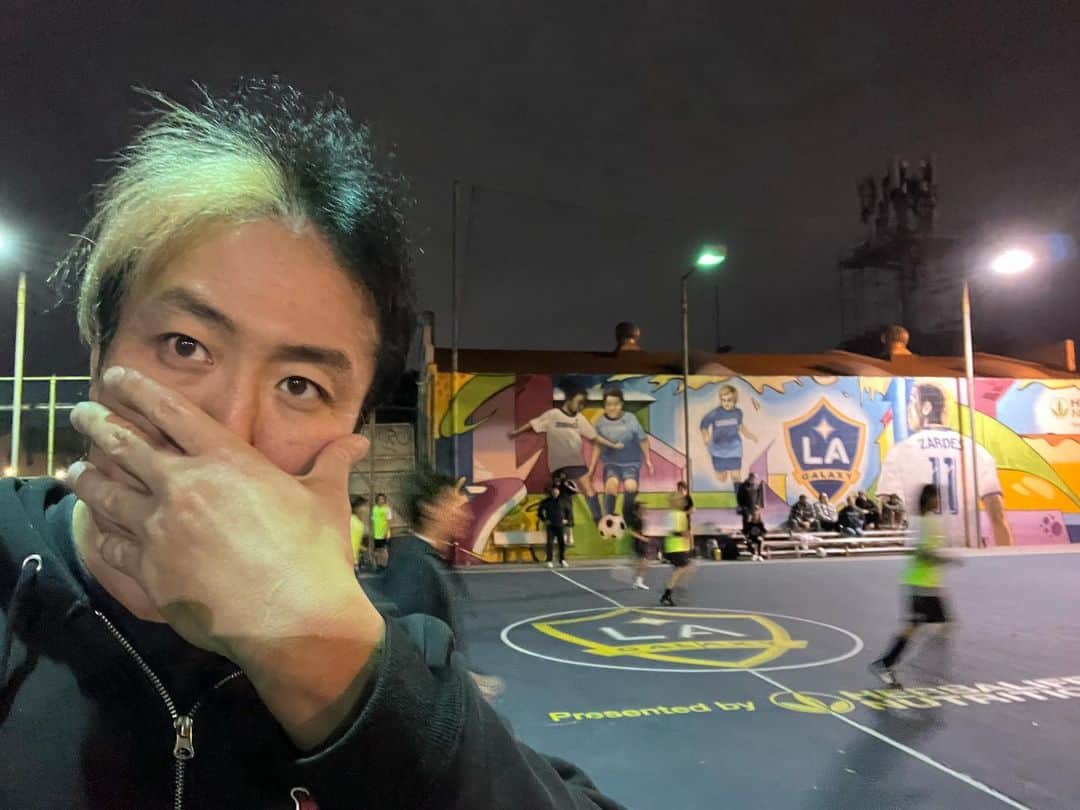 のインスタグラム：「w/ MiniTatsu He plays soccer in L.A. This is futsal though⚽️ #LAgaraxy」
