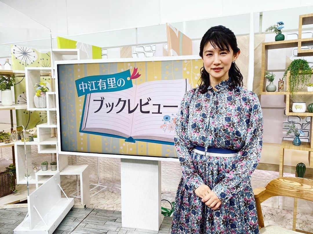 中江有里のインスタグラム：「４月10日NHK「ひるまえほっと」のブックレビュー放送予定です（写真は前回）  3ヶ月ぶりのブックレビュー。 今年度初です。 地上波は関東甲信越。NHKプラスで同時配信もあります。 11時半ごろスタートです。  #中江有里」