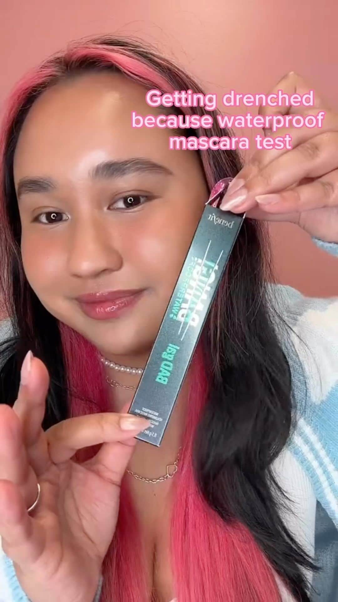 Benefit Cosmeticsのインスタグラム：「Testing our viral #BADgalBANG! volumizing mascara waterproof in the streets of SF ☔️🌁⁠ ⁠ Can’t splash this lash!⁠ 🖤 Dramatic volume⁠ 🖤 36-hour wear⁠ 🖤 Waterproof & smudge-proof⁠ ⁠ #benefitcosmetics #makeup #beauty #mascara #waterproofmakeup」