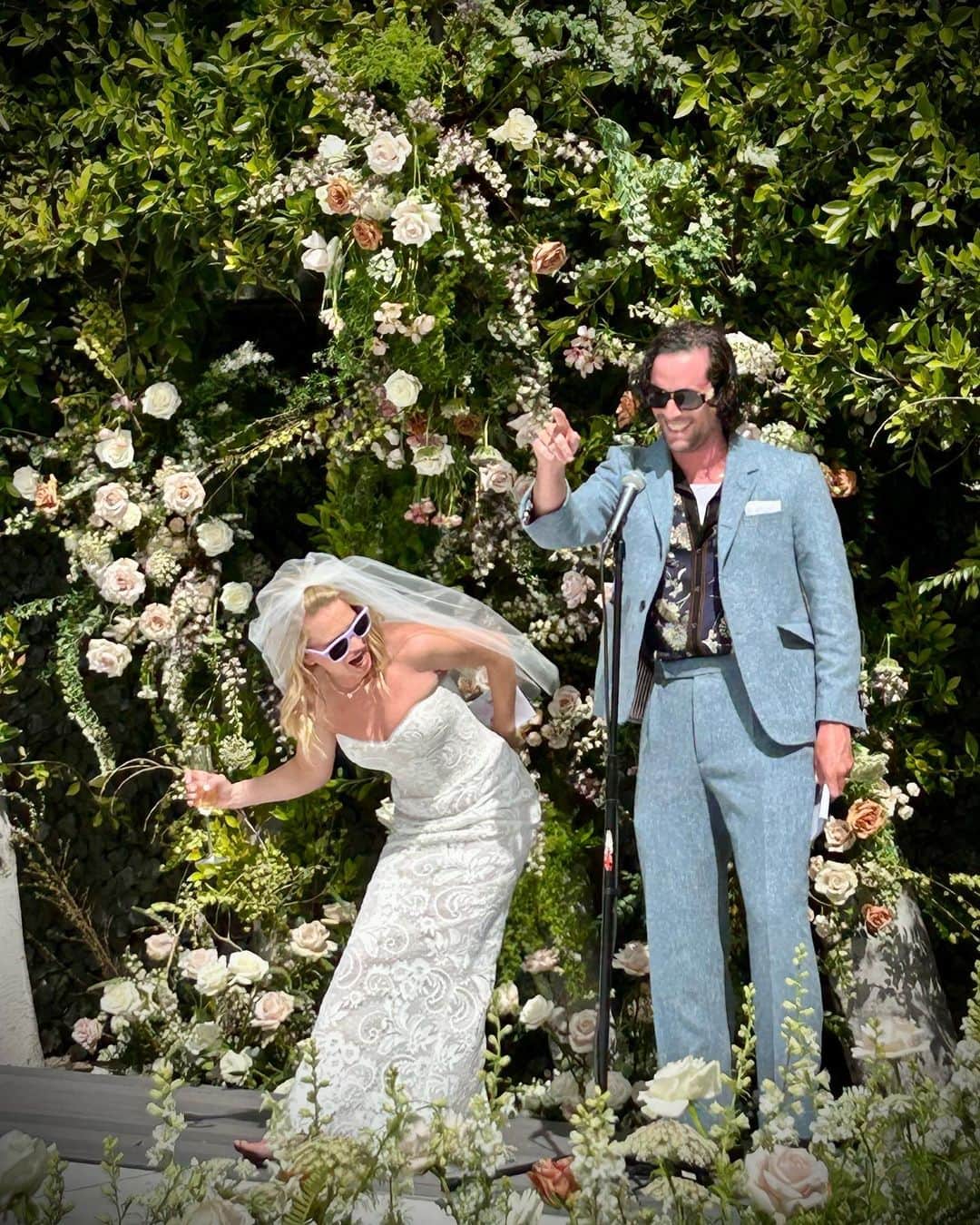 ブリット・ロバートソンのインスタグラム：「Wedding spam part 1」