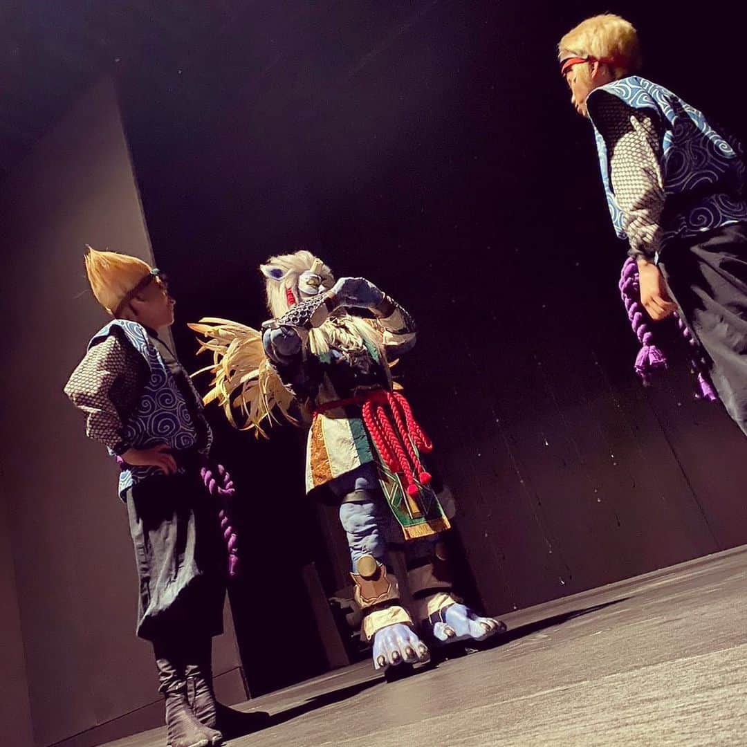 坂東亀三郎さんのインスタグラム写真 - (坂東亀三郎Instagram)「⁡ ⁡ 木下グループpresents 『新作歌舞伎 FINAL FANTASY Ⅹ』 ⁡ ⁡ エボンもアルベドもない！ ⁡ ⁡ アルベド族から 指ハート🫶❤️の 作り方を教わっているの図。 ⁡ 指が太くて出来ない…😱💦💦 ⁡ ⁡ 残す公演、あと3回。 泣いても笑っても3回。 ⁡ ⁡ #FFX歌舞伎 @ff10_kabuki  #坂東やゑ亮 #尾上音蔵 #彦付人盗撮 #歌舞伎 #音羽屋 #歌舞伎役者 #彦三郎 #坂東彦三郎 #九代目 ⁡ 今公演は投稿少なめですまん。 色々と規制があったり、心身共に巧く対応出来なかった。」4月10日 8時03分 - otowayabando