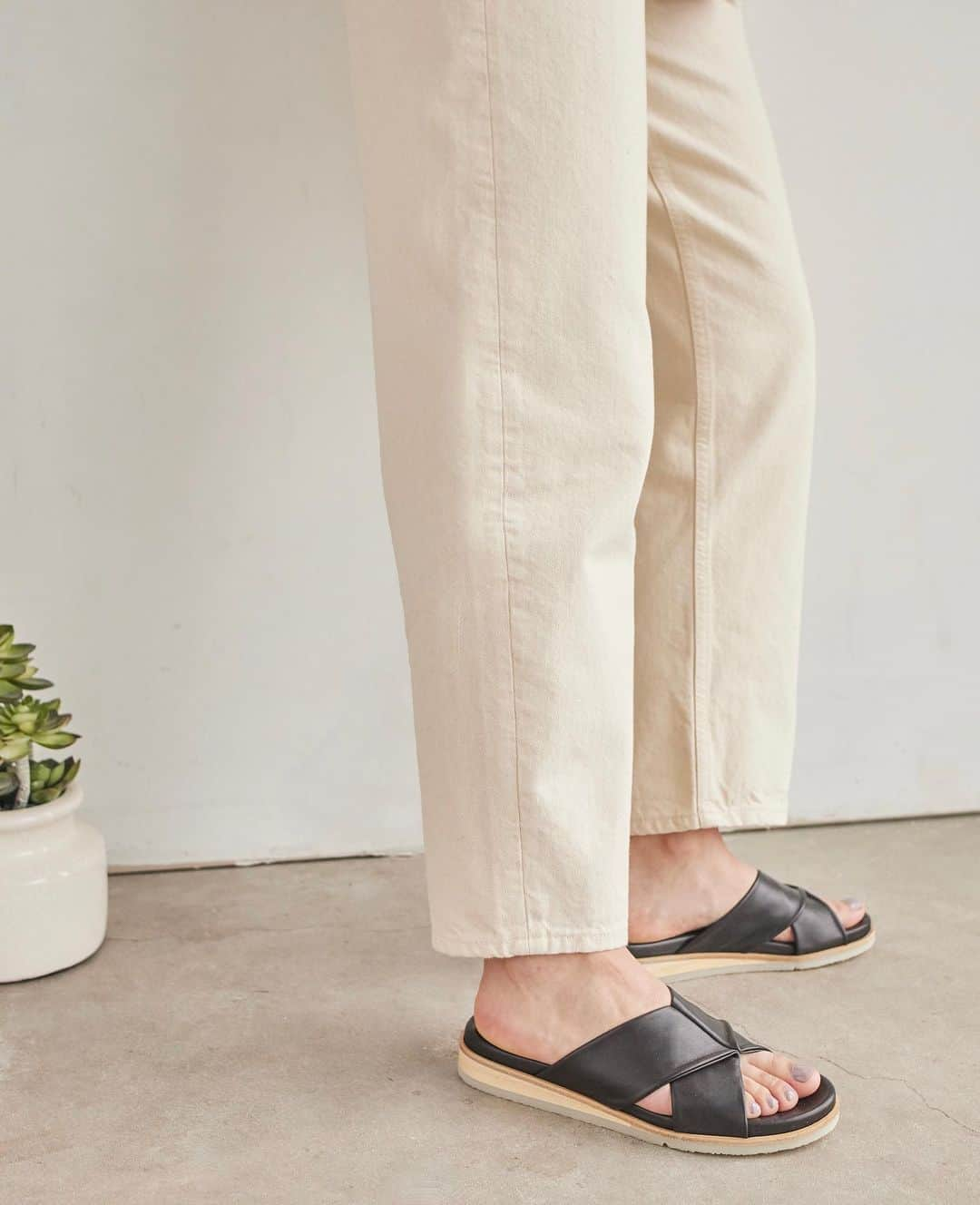 コクリコのインスタグラム：「The Pasque & Peeper sandals.」