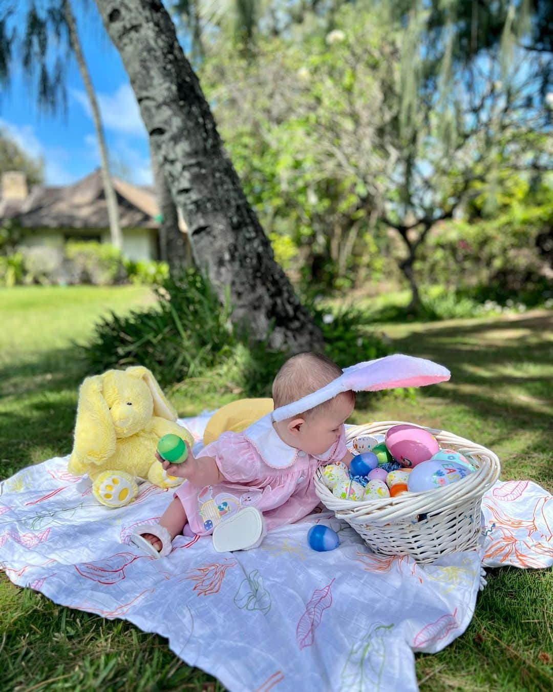 宮崎沙矢加さんのインスタグラム写真 - (宮崎沙矢加Instagram)「Baby's first Easter🐰💕🐣🌴 . . . ミシェル初めてのイースター💗🐰💗パパのママが送ってくれた🎀うさぎちゃんのドレス👗かわいぃ✨ #easter #happyeaster #firsteaster #hawaiibaby #7monthsold #girloutfits」4月10日 8時14分 - sarah___audrey