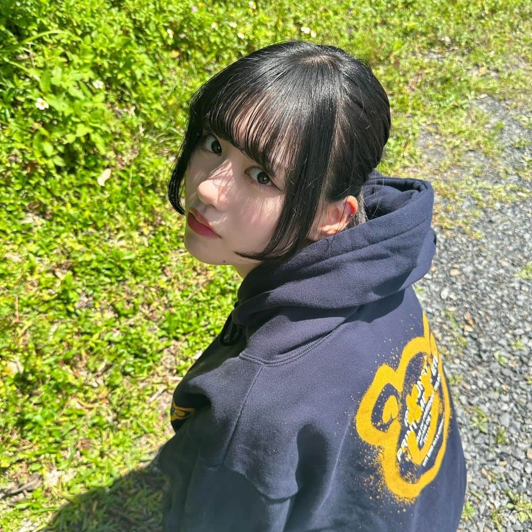 土光瑠里子のインスタグラム：「みんな写真撮りあったりしてたからるーはあったかいところ探して1人で携帯みててその時にやぎぴなが後ろから迫って撮ってくれた写真です  #ノーマル#iPhone#被写体#自然光#camera#ノーマルカメラ」
