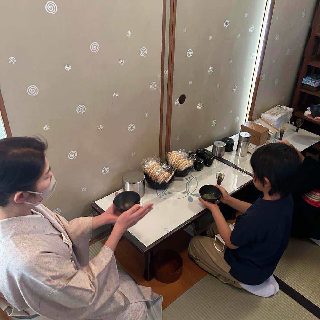 長谷川理恵さんのインスタグラム写真 - (長谷川理恵Instagram)「4月から息子が宗徧流名月会に入会しました。初稽古の感想はとても楽しかったそうです🌸 私も途中少しだけ参加させていただきましたが、茶道は緊張感の中にも心が解放される瞬間がありとても気持ちが落ち着きました 息子にもこの感覚を養ってもらいたいと思います。鎌倉で四季に触れられるのも醍醐味の一つです。既に次回が待ち遠しい！  #名月会 #茶道宗徧流 ＃宗徧流 ＃茶道 #茶の湯 #お稽古 #習い事#子供の習い事 ＃次世代育成 #新学期 #japaneseteaceremony #matcha #japaneseculture #kamakura #Wabiyoga #kimono」4月10日 8時09分 - rie_hasegawa