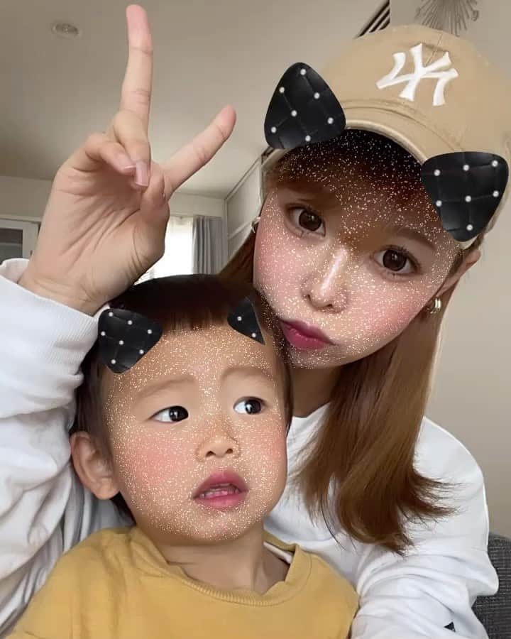 AMIのインスタグラム：「📸 . たくさん写真撮らせてくれた日🌈🫰🏻✨ すぐ動いちゃうからブーメランの方が可愛く撮れる🤳 2人でいる時はちょーー彼氏だからずっとベッタリ👦🏻  . #1歳10ヶ月 #愛息子」