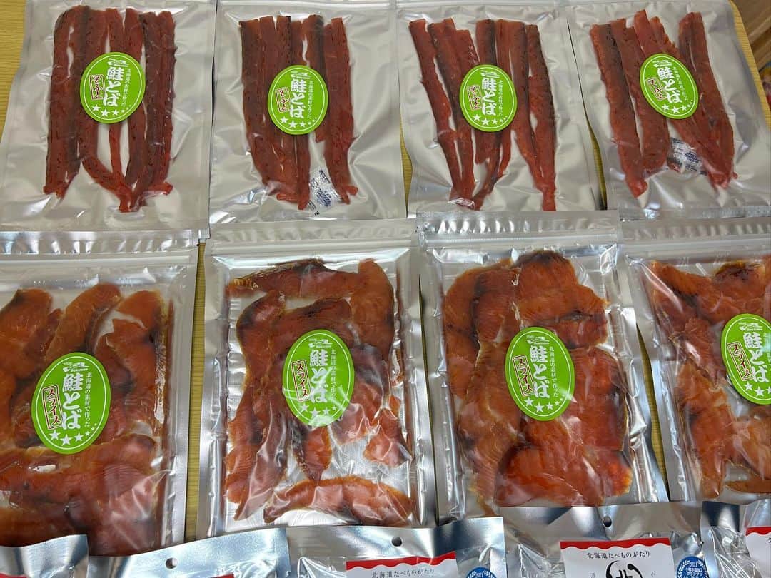 あこさんのインスタグラム写真 - (あこInstagram)「北海道幸せ便🍀② 池田食品さんの焼きマカ😍これ本当美味しくて大好き！お酒のおつまみにもなるしお子さんのおやつにもなる！！いろんな場面で大活躍してくれる美味しいお菓子である。新商品にさくらもち味が🌸きな粉味も美味しそうやった☺️ 北海道珍味のおぼろ吹雪たらと氷下魚(こまい)！初めて見た😳美味しそう😳 釧路北匠大好きな鮭とば！！！！スライスバージョンにロングバージョン😍噛めば噛むほど美味しい鮭とば💕 アヒージョ風帆立とチーズも🧀名前がもう美味しいよね！！ ホタテしぐれ煮！炊き込みご飯にするととっても美味しい☺️ホタテの存在感と甘辛い味が好きなのでしぐれ煮嬉しい☺️ 動画でも食べた五島軒さんのの函館カレー🍛レトルトとは思えやんレベルのカレーの濃厚さと具材がごろごろたっぷり入ってめちゃくちゃ美味しい🥹✨ #焼きマカ #池田食品 #珍味 #鮭とば #アヒージョ風帆立とチーズ #ホタテしぐれ煮 #五島軒 #函館カレー」4月10日 8時23分 - harapeko__ako