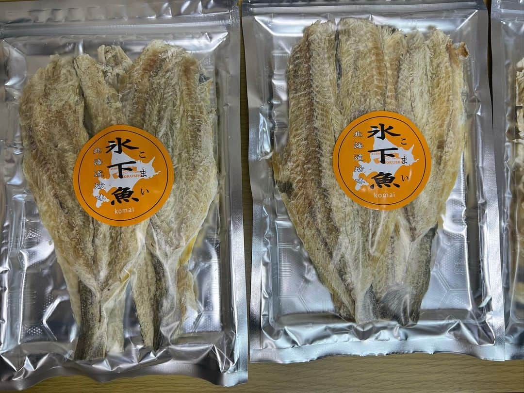 あこさんのインスタグラム写真 - (あこInstagram)「北海道幸せ便🍀② 池田食品さんの焼きマカ😍これ本当美味しくて大好き！お酒のおつまみにもなるしお子さんのおやつにもなる！！いろんな場面で大活躍してくれる美味しいお菓子である。新商品にさくらもち味が🌸きな粉味も美味しそうやった☺️ 北海道珍味のおぼろ吹雪たらと氷下魚(こまい)！初めて見た😳美味しそう😳 釧路北匠大好きな鮭とば！！！！スライスバージョンにロングバージョン😍噛めば噛むほど美味しい鮭とば💕 アヒージョ風帆立とチーズも🧀名前がもう美味しいよね！！ ホタテしぐれ煮！炊き込みご飯にするととっても美味しい☺️ホタテの存在感と甘辛い味が好きなのでしぐれ煮嬉しい☺️ 動画でも食べた五島軒さんのの函館カレー🍛レトルトとは思えやんレベルのカレーの濃厚さと具材がごろごろたっぷり入ってめちゃくちゃ美味しい🥹✨ #焼きマカ #池田食品 #珍味 #鮭とば #アヒージョ風帆立とチーズ #ホタテしぐれ煮 #五島軒 #函館カレー」4月10日 8時23分 - harapeko__ako