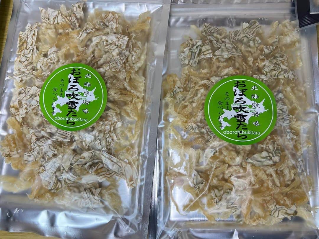 あこさんのインスタグラム写真 - (あこInstagram)「北海道幸せ便🍀② 池田食品さんの焼きマカ😍これ本当美味しくて大好き！お酒のおつまみにもなるしお子さんのおやつにもなる！！いろんな場面で大活躍してくれる美味しいお菓子である。新商品にさくらもち味が🌸きな粉味も美味しそうやった☺️ 北海道珍味のおぼろ吹雪たらと氷下魚(こまい)！初めて見た😳美味しそう😳 釧路北匠大好きな鮭とば！！！！スライスバージョンにロングバージョン😍噛めば噛むほど美味しい鮭とば💕 アヒージョ風帆立とチーズも🧀名前がもう美味しいよね！！ ホタテしぐれ煮！炊き込みご飯にするととっても美味しい☺️ホタテの存在感と甘辛い味が好きなのでしぐれ煮嬉しい☺️ 動画でも食べた五島軒さんのの函館カレー🍛レトルトとは思えやんレベルのカレーの濃厚さと具材がごろごろたっぷり入ってめちゃくちゃ美味しい🥹✨ #焼きマカ #池田食品 #珍味 #鮭とば #アヒージョ風帆立とチーズ #ホタテしぐれ煮 #五島軒 #函館カレー」4月10日 8時23分 - harapeko__ako