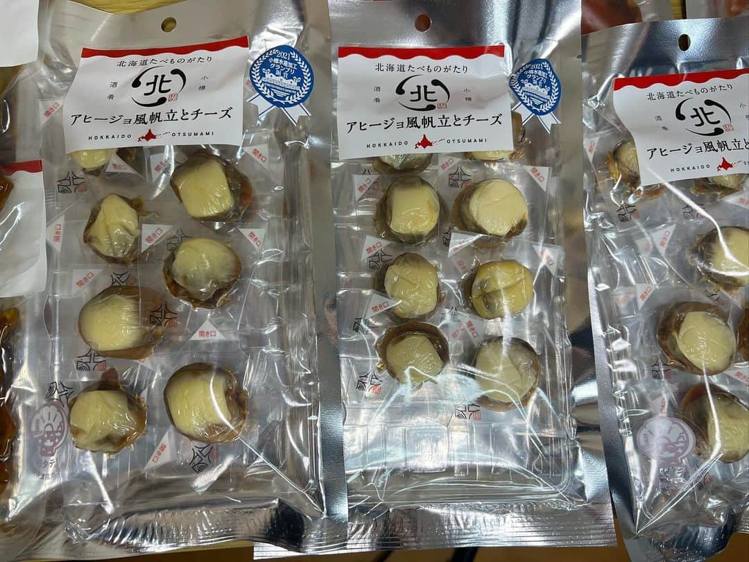 あこさんのインスタグラム写真 - (あこInstagram)「北海道幸せ便🍀② 池田食品さんの焼きマカ😍これ本当美味しくて大好き！お酒のおつまみにもなるしお子さんのおやつにもなる！！いろんな場面で大活躍してくれる美味しいお菓子である。新商品にさくらもち味が🌸きな粉味も美味しそうやった☺️ 北海道珍味のおぼろ吹雪たらと氷下魚(こまい)！初めて見た😳美味しそう😳 釧路北匠大好きな鮭とば！！！！スライスバージョンにロングバージョン😍噛めば噛むほど美味しい鮭とば💕 アヒージョ風帆立とチーズも🧀名前がもう美味しいよね！！ ホタテしぐれ煮！炊き込みご飯にするととっても美味しい☺️ホタテの存在感と甘辛い味が好きなのでしぐれ煮嬉しい☺️ 動画でも食べた五島軒さんのの函館カレー🍛レトルトとは思えやんレベルのカレーの濃厚さと具材がごろごろたっぷり入ってめちゃくちゃ美味しい🥹✨ #焼きマカ #池田食品 #珍味 #鮭とば #アヒージョ風帆立とチーズ #ホタテしぐれ煮 #五島軒 #函館カレー」4月10日 8時23分 - harapeko__ako