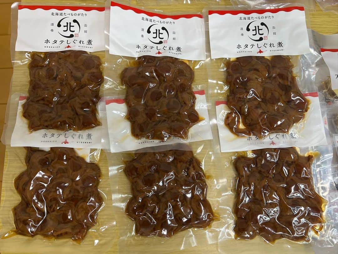 あこさんのインスタグラム写真 - (あこInstagram)「北海道幸せ便🍀② 池田食品さんの焼きマカ😍これ本当美味しくて大好き！お酒のおつまみにもなるしお子さんのおやつにもなる！！いろんな場面で大活躍してくれる美味しいお菓子である。新商品にさくらもち味が🌸きな粉味も美味しそうやった☺️ 北海道珍味のおぼろ吹雪たらと氷下魚(こまい)！初めて見た😳美味しそう😳 釧路北匠大好きな鮭とば！！！！スライスバージョンにロングバージョン😍噛めば噛むほど美味しい鮭とば💕 アヒージョ風帆立とチーズも🧀名前がもう美味しいよね！！ ホタテしぐれ煮！炊き込みご飯にするととっても美味しい☺️ホタテの存在感と甘辛い味が好きなのでしぐれ煮嬉しい☺️ 動画でも食べた五島軒さんのの函館カレー🍛レトルトとは思えやんレベルのカレーの濃厚さと具材がごろごろたっぷり入ってめちゃくちゃ美味しい🥹✨ #焼きマカ #池田食品 #珍味 #鮭とば #アヒージョ風帆立とチーズ #ホタテしぐれ煮 #五島軒 #函館カレー」4月10日 8時23分 - harapeko__ako