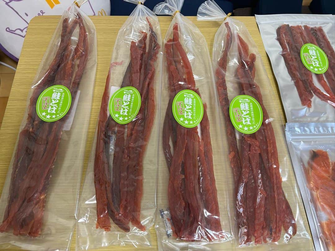 あこさんのインスタグラム写真 - (あこInstagram)「北海道幸せ便🍀② 池田食品さんの焼きマカ😍これ本当美味しくて大好き！お酒のおつまみにもなるしお子さんのおやつにもなる！！いろんな場面で大活躍してくれる美味しいお菓子である。新商品にさくらもち味が🌸きな粉味も美味しそうやった☺️ 北海道珍味のおぼろ吹雪たらと氷下魚(こまい)！初めて見た😳美味しそう😳 釧路北匠大好きな鮭とば！！！！スライスバージョンにロングバージョン😍噛めば噛むほど美味しい鮭とば💕 アヒージョ風帆立とチーズも🧀名前がもう美味しいよね！！ ホタテしぐれ煮！炊き込みご飯にするととっても美味しい☺️ホタテの存在感と甘辛い味が好きなのでしぐれ煮嬉しい☺️ 動画でも食べた五島軒さんのの函館カレー🍛レトルトとは思えやんレベルのカレーの濃厚さと具材がごろごろたっぷり入ってめちゃくちゃ美味しい🥹✨ #焼きマカ #池田食品 #珍味 #鮭とば #アヒージョ風帆立とチーズ #ホタテしぐれ煮 #五島軒 #函館カレー」4月10日 8時23分 - harapeko__ako