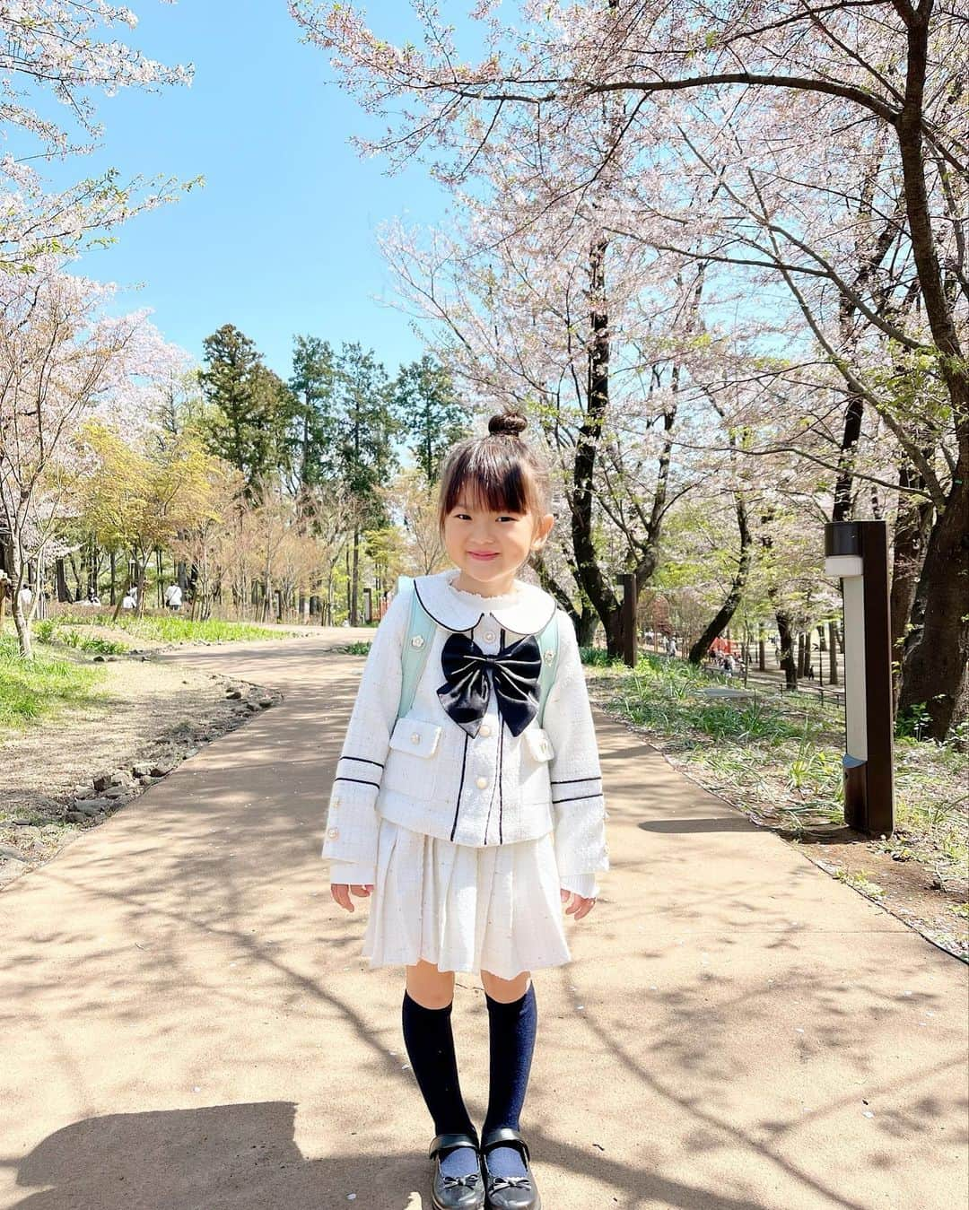 菊地あやかさんのインスタグラム写真 - (菊地あやかInstagram)「. ぴかぴかの1年生⸝⸝꙳ 入学おめでとう👧🏻🎒🌸 あべるもあいりもまた一緒に 学校行けるって喜んでた2人◡̈⋆ 楽しい学校生活おくってね🥰 ランドセルは @maryquant_official ✿︎ 色んなランドセルと迷って最終的に 本人が選んだミントグリーン🌱🤍 ママがこの色は？っていう意見も通らず。笑 色、刺繍、ロゴ、パーツ全部が可愛い、、、 可愛いだけじゃなくてシンプルでお洒落。 今時のランドセルほんと可愛いのよ🥹 #入学式#小学生#入学式コーデ#ランドセル #6歳女の子#女の子ママ#男の子ママ#3兄弟 #年子ママ#キッズコーデ#ラン活#新1年生」4月10日 8時17分 - ayaka_official06