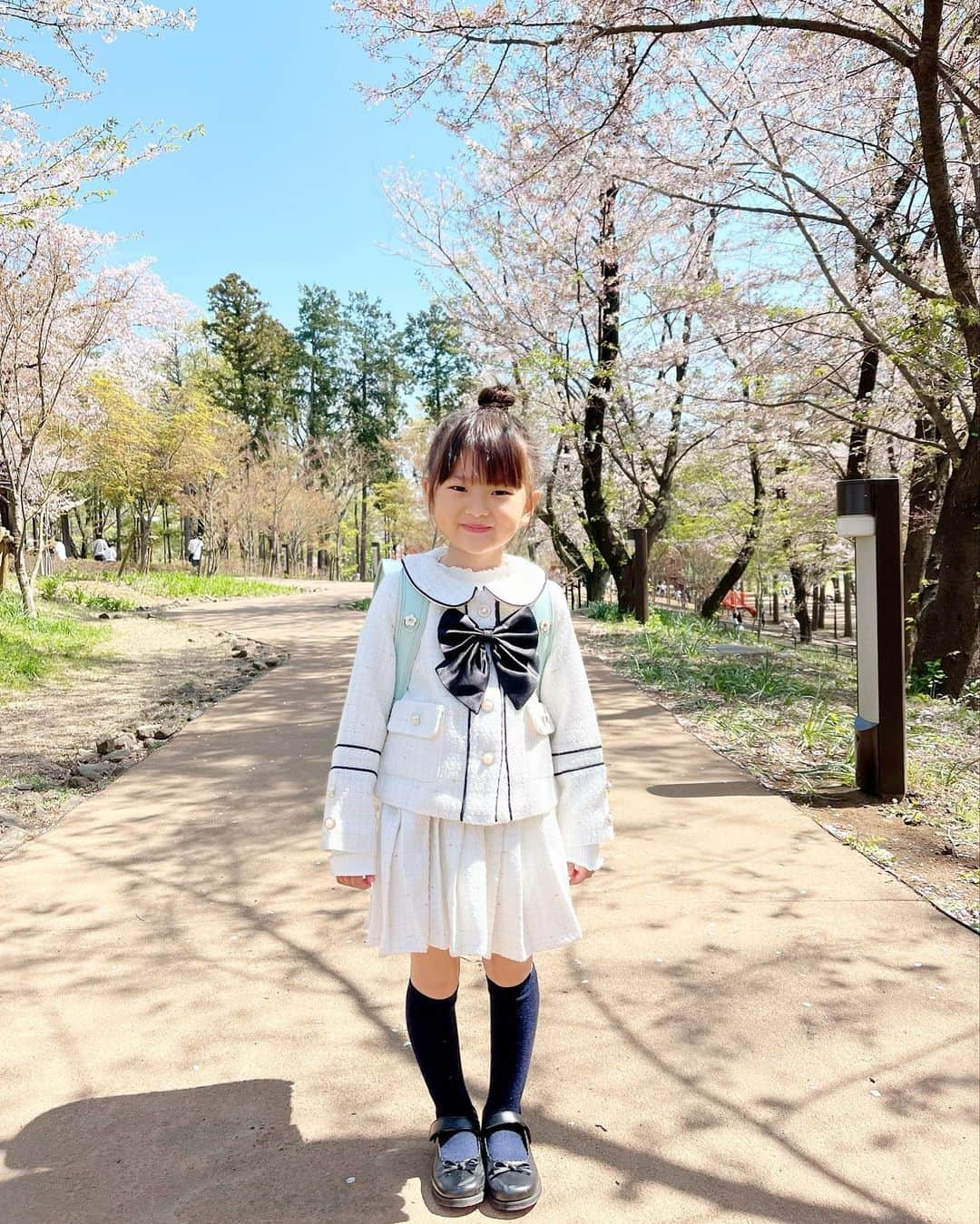 菊地あやかのインスタグラム：「. ぴかぴかの1年生⸝⸝꙳ 入学おめでとう👧🏻🎒🌸 あべるもあいりもまた一緒に 学校行けるって喜んでた2人◡̈⋆ 楽しい学校生活おくってね🥰 ランドセルは @maryquant_official ✿︎ 色んなランドセルと迷って最終的に 本人が選んだミントグリーン🌱🤍 ママがこの色は？っていう意見も通らず。笑 色、刺繍、ロゴ、パーツ全部が可愛い、、、 可愛いだけじゃなくてシンプルでお洒落。 今時のランドセルほんと可愛いのよ🥹 #入学式#小学生#入学式コーデ#ランドセル #6歳女の子#女の子ママ#男の子ママ#3兄弟 #年子ママ#キッズコーデ#ラン活#新1年生」