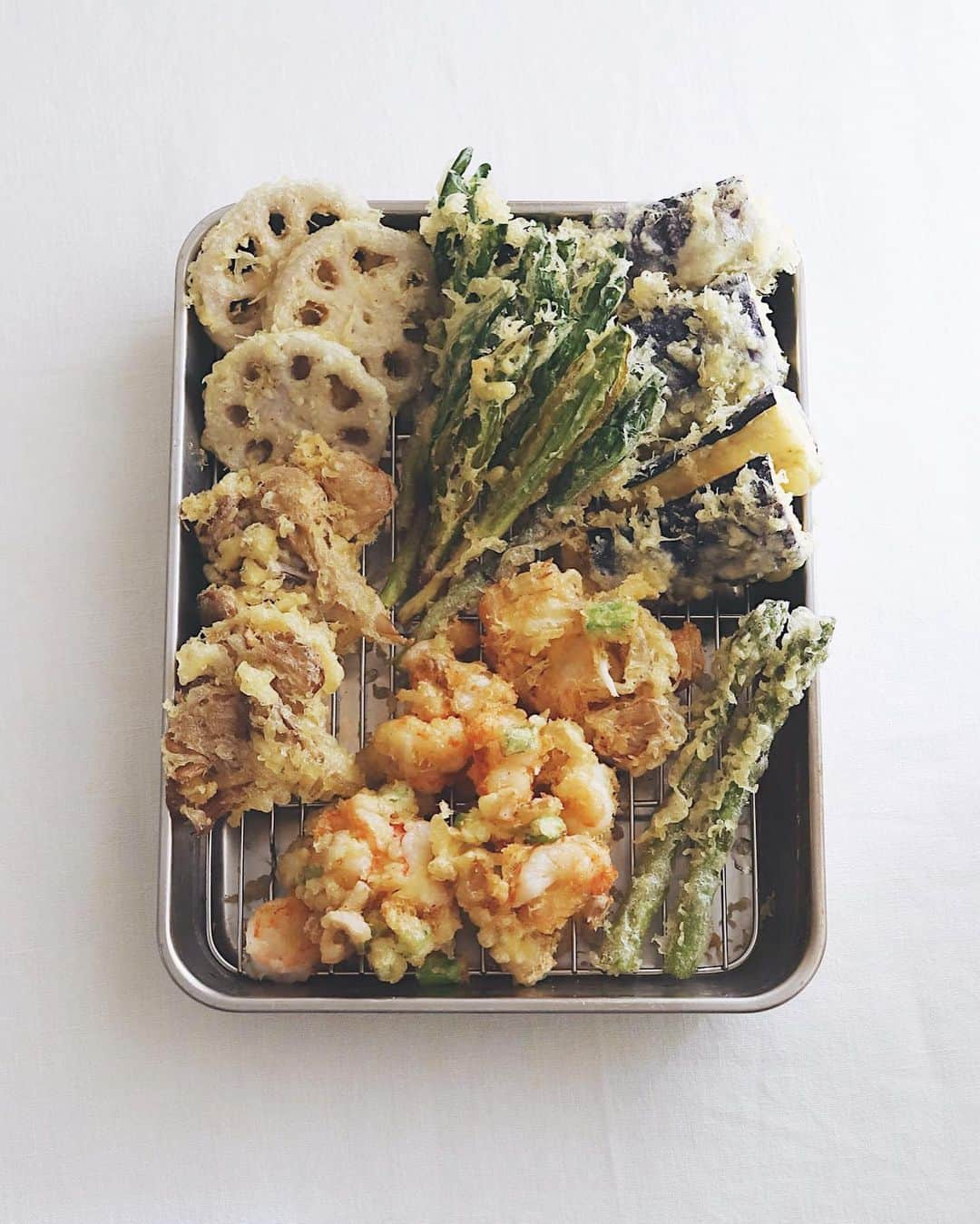 樋口正樹さんのインスタグラム写真 - (樋口正樹Instagram)「Tempura bento 🍤 . 今朝は昼ご飯のお弁当用に せっせと天ぷら揚げまして、 ナス、舞茸、行者ニンニク、 れんこん、アスパラガスと、 海老乃家のエビでかき揚げ。 . かき揚げ、サクっと揚げて カタチは崩れ気味ですけど、 海老乃家のおいしいエビは 扱いがほんと簡単なので◎👍 @ebinoya_official . . . #春は揚げ物 #天ぷら弁当 #天丼弁当 #天ぷら #天麩羅 #お弁当 #海老乃家 #ebinoya」4月10日 8時21分 - higuccini