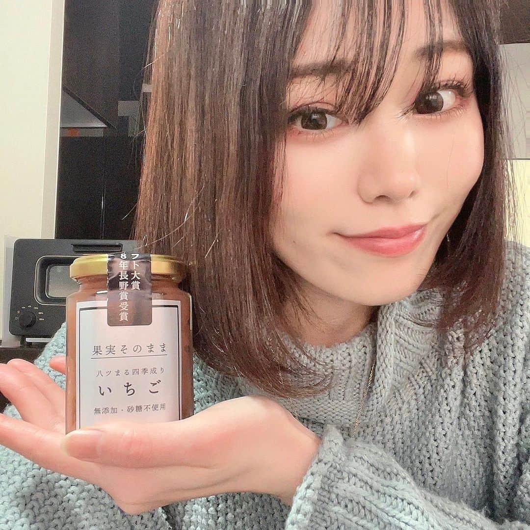 SHIORIのインスタグラム：「✔︎🍓 ⁡ テレビでも紹介されていたフルーツジャム。 迷わず🍓を！ ⁡ 砂糖不使用・丸ごとごろごろいちごで美味しすぎる🤤♡ ⁡ これはもはやジャムではなく🍓だ！！！ 甘いだけのジャムの加工感が苦手な方も 美味しいと思うはず！！！ しっかり酸味も残って本当においしい！✧ ⁡ ヨーグルトに入れてもいいけど、 紅茶に入れても美味しかったよー☕︎ ⁡ ▼ ここに売ってたよ♡ ▼ @senmaru_fruitsselect  ⁡ #フルーツ #代々木上原 #SENMARU #senmaru_fruitsselect #代々木上原のフルーツのセレクトショップ #フルーツジャム #ボブ #関西モデル」