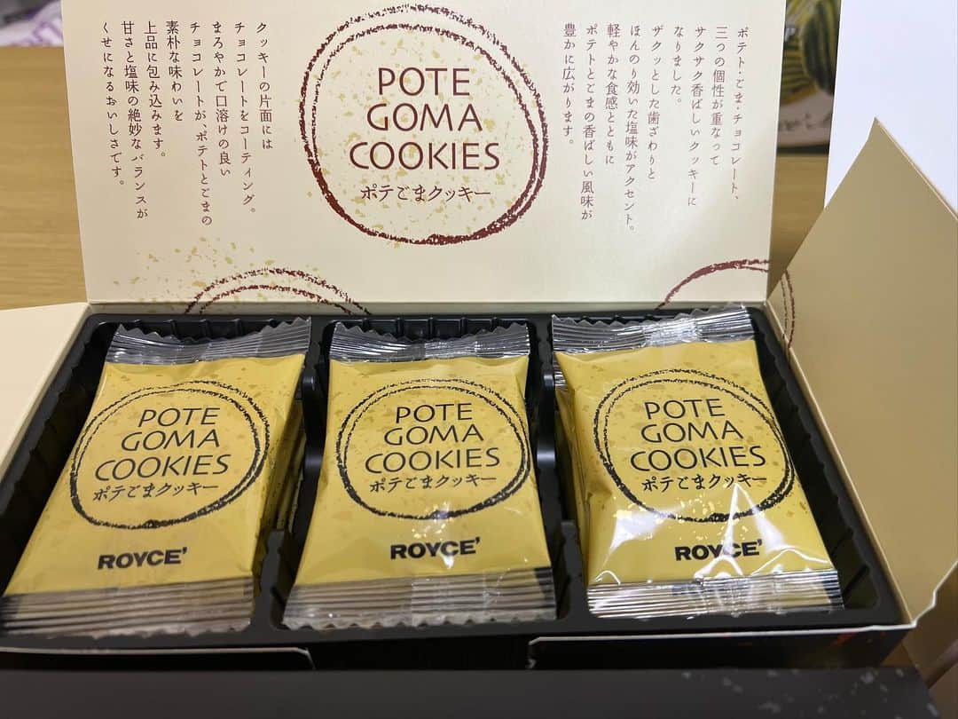 あこさんのインスタグラム写真 - (あこInstagram)「北海道幸せ便🍀④ ロイズのお菓子たち😍😍😍 クッキー系絶対美味しいやつ…🥹もはやロイズはチョコもポテチもクッキーも全部美味しい🥹❤️バターたっぷりのクッキー大好き😍 そしてロイズのポテチーーー🩷🩵🩷🩵 新商品で京都の抹茶味が😳ロイズはどの味でも全部美味しい☺️食べるの楽しみすぎる🥹❤️ #ロイズ #royce #クッキー #ポテチ」4月10日 8時33分 - harapeko__ako