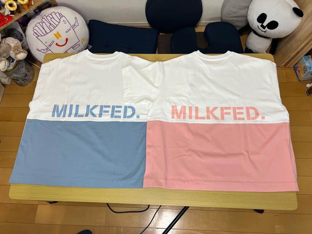 あこさんのインスタグラム写真 - (あこInstagram)「北海道幸せ便🍀⑤ X-girlさんとMILK FED.さんのお洋服✨ X-girlさんのロンTは色違いのお揃い☺️可愛い。早くロンT一枚でも過ごせる時期になってほしいな！ MILK FED.さんのTシャツも色違いのお揃い✨私たちの好きな色🩵🩷デザインも可愛い☺️ そして可愛いワンピースたち🥰嬉しいポイントは全てにポッケがついているということ！！！(かなり重要)水色のチェックワンピは袖の形とか好き☺️ワンピースも一枚で着られるから楽ちんやし嬉しい☺️ 大切に着させていただきます🙇🏻いつもありがとうございます😭✨ #xgirl #milkfed」4月10日 8時44分 - harapeko__ako