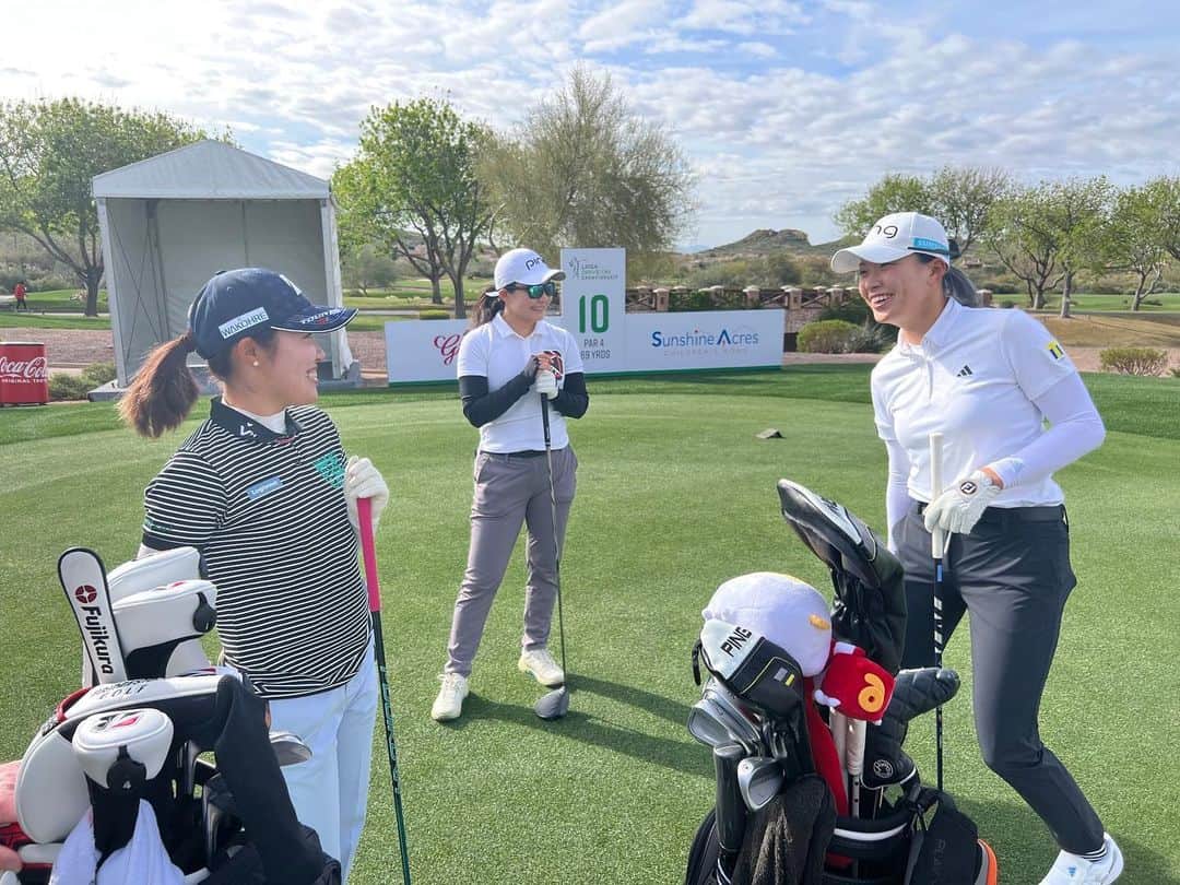 上原彩子のインスタグラム：「更新遅れました💦  アリゾナでの試合の結果を踏まえ今年は、lpga試合数が少なくなってしまいましたが、限られた試合で繋げて行けるように頑張ります！ 今週はハワイでのロッテ選手権です。 頑張ります🌺  写真は久しぶりのアメリカツアーだったアリゾナでの写真。また皆んなに再会できて嬉しかった😄  #ゴルフ #lpga #アリゾナ #アメリカ #感謝 #いつも応援ありがとうございます」