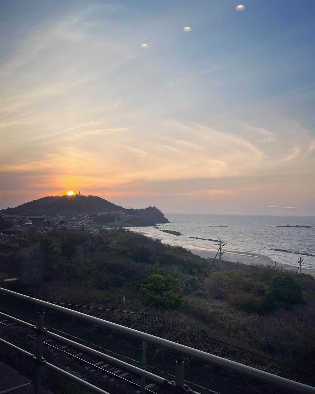 白戸ゆめのさんのインスタグラム写真 - (白戸ゆめのInstagram)「🌄  日本海に沈む夕陽」4月10日 14時21分 - yumeno.s_