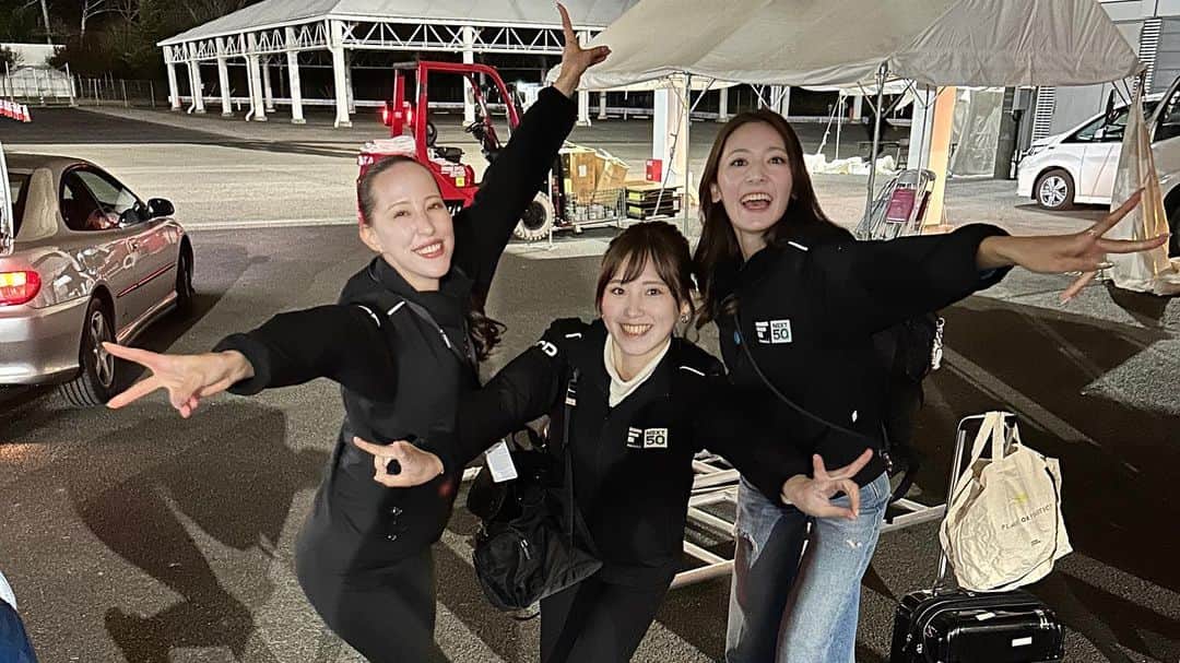 笠原美香さんのインスタグラム写真 - (笠原美香Instagram)「🎤 今シーズンは、 @miyabiiiii_kondooooo ちゃんと スペシャルサポーターってことで SFイベント広場を盛り上げていくみかっちゃんです🫶  イベントステージには 開幕戦からたくさんのゲスト、ドライバー、監督に来ていただきました✨ なかなか聞けないここだけのお話も飛び交っていたかもしれません🤫 色んなお話をしてくださりありがとうございました！&お集まりのお客様もありがとうございました！  まだまだへっぽこなのでがんばります🔥 とりあえずみやびちゃんの足の長さに対抗すべく！ 靴探しから始めます🙌(そこかいw)  今年から始まったモータースポーツのお仕事体験できるキッザニアもぜひ色んなお子さんに参加してもらいたいし  SFオリジナルグッズが今後も期待大だし  SFgoすごすぎるからみんなダウンロードしてほしいし  まさかのピンクのつなぎをきたチビミュラ子ちゃんいたし  レースクイーンになんか普通に友達紛れてたし  帰りの豚骨ラーメンスープまで飲み干しちゃったし  金曜日に関係者で行われた決起大会でこれからのSFのビジョンがたのしみだし(写真はMCを一緒にした笹川アナと豪華なディナー)  とりあえず開幕戦からハイレベルなフォーミュラレースを楽しんだ週末。 2レースあってお腹いっぱ胸胸いっぱい。 迫力あるレースはもちろんなんだかど ドライバーそれぞれに今日までのストーリーがあって ほんとジーンとくるものがありますます！  開幕戦みれてない。残念すぎる！て思っちゃっても まだ見逃したのは開幕戦だけなので次の鈴鹿からでも間に合いますっ！！ ぜひ今シーズンのスーパーフォーミュラに ご注目くださいっ🫶🫶🫶  @superformula_official  #SFormula  #superformula #SFjp #スーパーフォーミュラ」4月10日 14時19分 - mika.k419