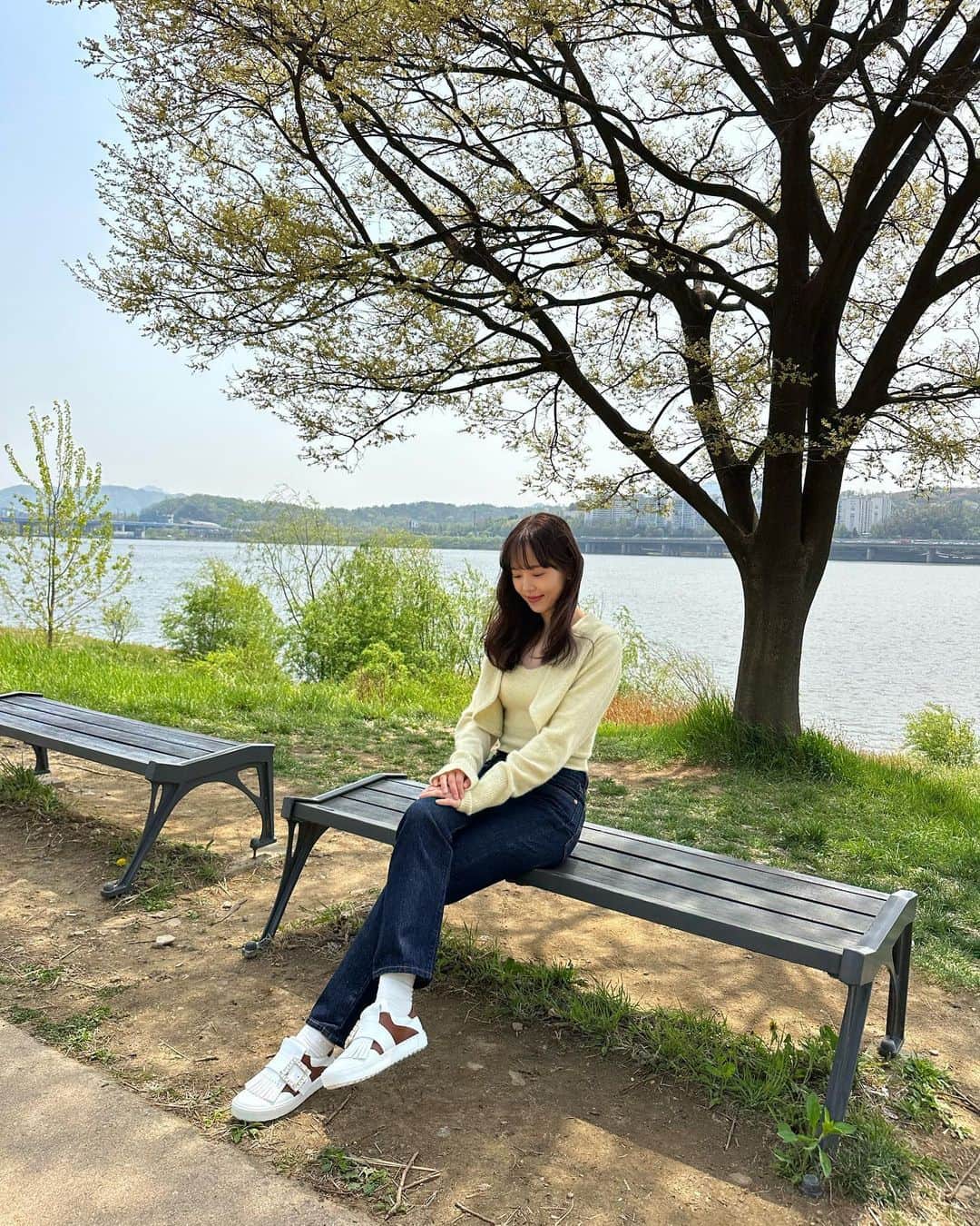 カン・ハンナのインスタグラム：「봄날🫶🏻  #광고 #로저비비에 #RogerViver」