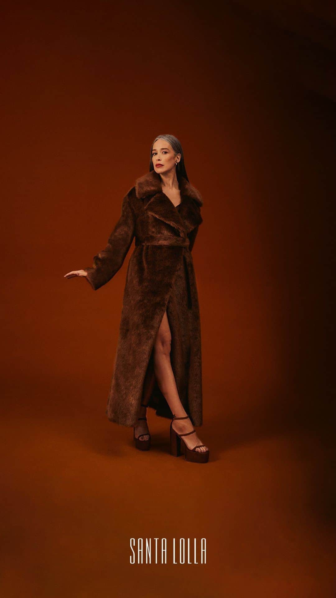 Santa Lollaのインスタグラム：「STATEMENT STEPS I O nosso icônico scarpin bicão ganha o toque sofisticado da camurça para garantir o efeito WOW das produções de inverno.  #santalolla #santalollainv23 #highheels #newcollection」